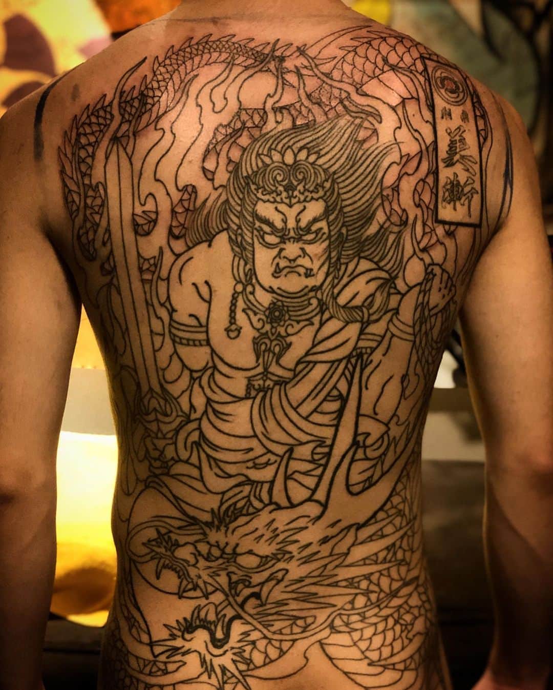 彫師美漸のインスタグラム：「不動明王/龍　筋彫り ・ 刺青は、痛みに耐え、高いお金を支払い、忙しい中通い、それを成し遂げた人のみが完成に辿り着く ・ だからこそ刺青には人間性が出る ・ バックレ、遅刻、途中で放棄、する人もいるが ・ 一生ものを身体に刻という、一大行事に対して、その程度の気持ちなら始めから来なくていい ・ ・ 刺青、タトゥーが、身近なものになりつつあり、良い反面、テキトーな気持ちで入れる人も増えている🙅‍♂️🆖 ・ #美漸和彫り #美漸不動明王 #美漸龍 #刺青 #彫師 #美漸 #彫師美漸 #海老名 #中目黒 #タトゥー #東京タトゥー #tokyo #tattoo #art #fashion #bizenart #bizen #문신　#Bizentattoo  #tattooer #tattooist #tattooartist #tattooart #tattooshop #japanesetattoo」