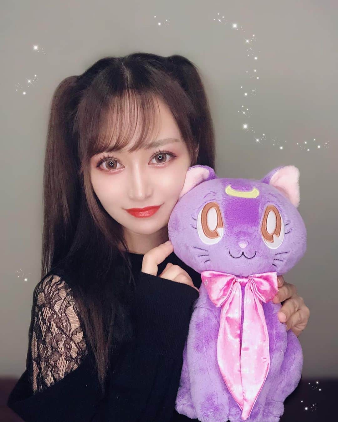 YU-RIのインスタグラム：「#地雷メイク 💉 相棒三井さん(@risa__mitsui ) にリクエストされたので🥺💓 やってみた(っ'ヮ')╮｡･*･:≡🩸笑  ちゃんとにこるんのYouTube 見ながらやったんだけど、、🥺 合ってるのかな笑笑  ハーフツイン初めてしたけど めっちゃ難しかった！毛量！笑 最終的に#デスノート の#ミサミサ 検索して参考にした笑さのひな笑  謎にわたし常に口角上がってるから メンヘラぽい表情が難しかった笑笑  あと地雷ぽい服がなくて困った😗笑  ちょっと部屋の暗さが足りなかったかな🤫？？ メイクで顔変わるから楽しい💓 次はなにしようかな〜( ˘ ³˘)♡ #チャイボーグ メイクしてみよかな💓 ・ ・ ・ #メンヘラ風メイク#💄 #インスタ映え#毎日メイク #メイク#メンヘラ#ビジョビ #量産型#自撮り女子 #follow#followme#makeup #kawaii#make#mood #swag#loveit#beauty#art #emo#tflers#inspiration #lfl#like4like#l4l#loveislove」