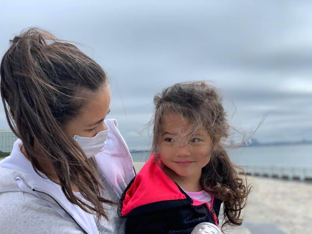 エリナ シルカのインスタグラム：「Baby girl 👧  女子度が増してきたさっちゃん。 こだわり強くて、がんこで、困ったちゃんだけど、甘え上手でお茶目だからマミーもダディーもデレデレになってしまう笑 だけどとりあえず幼稚園始まるまでにマスクを嫌がるのをどうにかして…😷」