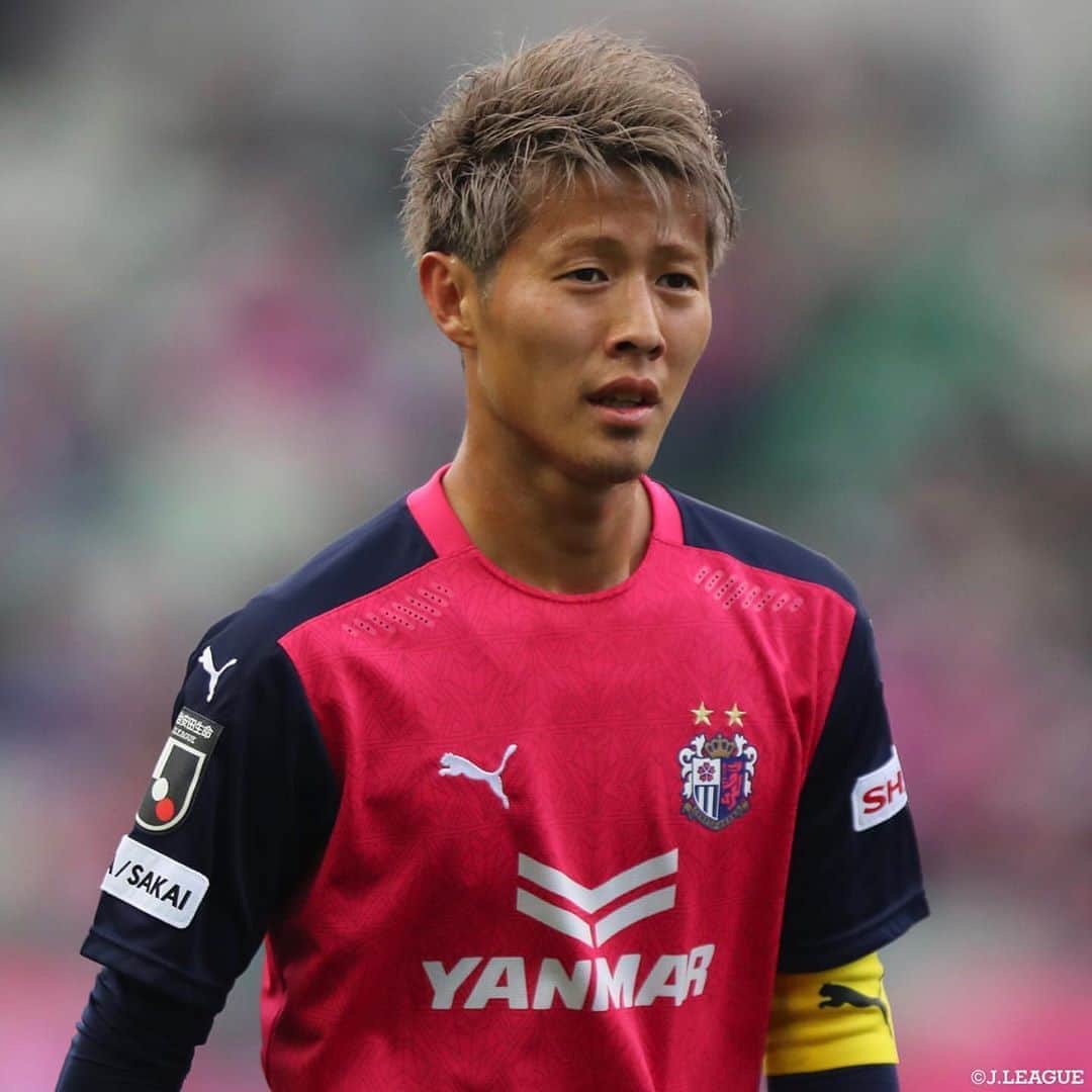 ｊリーグさんのインスタグラム写真 ｊリーグinstagram 選手のギャップを紹介 今回は セレッソ大阪 の 柿谷曜一朗 選手 ユニフォーム姿と スーツ姿のギャップを比較 スーツ姿はスワイプしてチェック ｊリーグ Jleague Cerezo