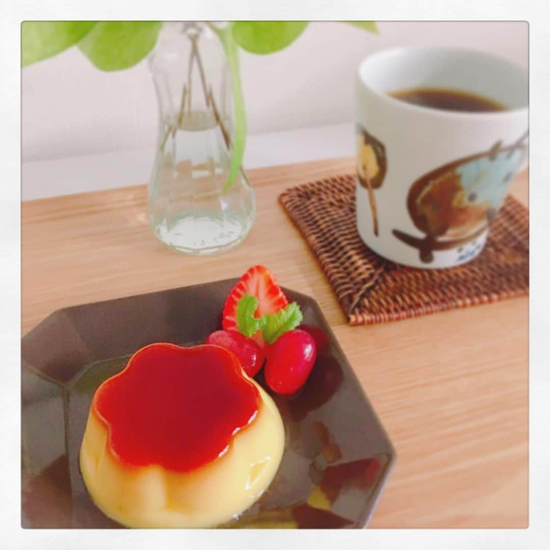 石崎佳代子さんのインスタグラム写真 - (石崎佳代子Instagram)「🍮 スーパーで売っている3連プリン。 ステイホームが続くので、 気分転換にちょっとおめかし🍇🌱🍓 . もちろん普段は カップのまま食べています😂 . #おうち時間 #おやつの時間 #おうちカフェ #おうちスイーツ #家カフェ　#おやつ部  #甘党　#おうちで過ごそう　#ほっこりおやつ #プリン #プッチンプリン #砥部焼　#器　#うつわ　#スーパーのスイーツ #コーヒーのある暮らし #コーヒータイム #stayhome #波佐見焼　#ていねいな暮らし」5月21日 19時11分 - kayoko_ishizaki