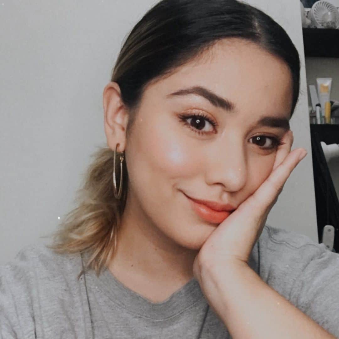 ローレン・ヤングのインスタグラム：「I felt like my brain was running at 100% for the whole day yesterday, so today I took a break! I slept in, played some games, chilled with my dogs, and didn’t work. You might think that you have to constantly be productive during this lockdown - and to some extent you do! But theres no harm in giving yourself a break, it’ll do your mind and body wonders! Then when you’re ready to jump back into work the next day you’ll have a clearer mind and be more efficient. Always remember to not be too hard on yourself during this pandemic. Self care is truly important now, more than ever. ❤️ Btw first time ko mag make up ulit in a month so I had to document it! I only put on make up now when I do zoom guestings (which is our new form of entertainment during lockdown) 🤷🏻‍♀️」
