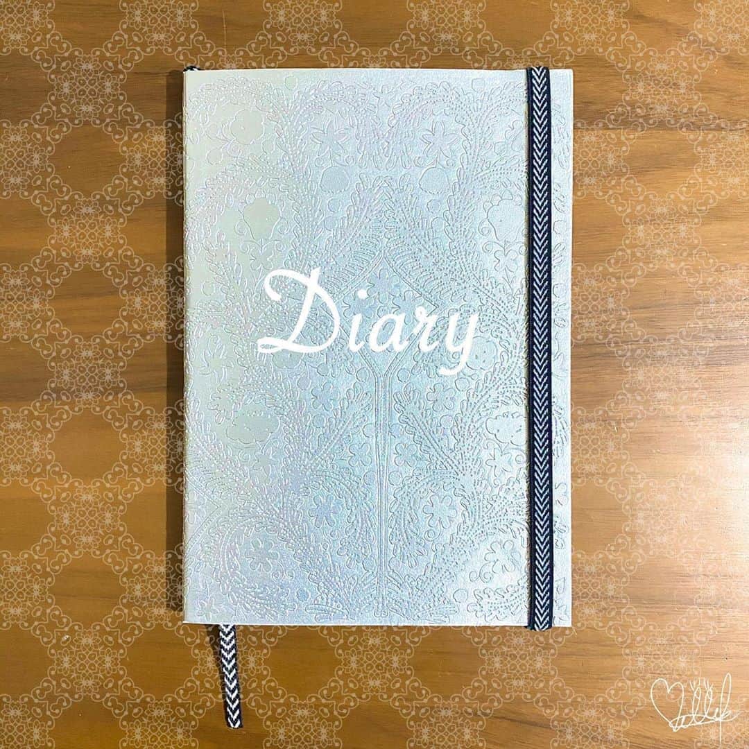 ベルさんのインスタグラム写真 - (ベルInstagram)「. 2代目ダイアリー！ . 毎朝の日課として続いています。 . 1代目は万年筆で書いていましたが、水性は保存に向かないと思い油性ボールペンに変えました。 . #lacroix #notebook #diary #ノート #日記帳 #ダイアリー」5月21日 19時12分 - belle.gokigenyou
