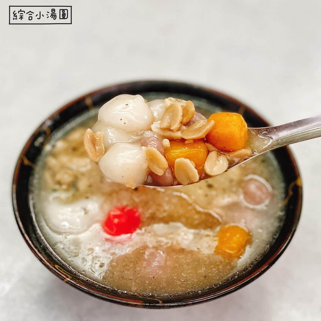 4foodie, for foodieさんのインスタグラム写真 - (4foodie, for foodieInstagram)「📍Taipei, Taiwan 客家自製湯圓 / 綜合小湯圓+芝麻湯圓 / $55+$10 美味程度：🌕🌕🌕🌑🌑 環境衛生：🌕🌕🌕🌕🌑 服務態度：🌕🌕🌕🌕🌑 再訪意願：🌕🌕🌕🌗🌑 🗺台北市中山區遼寧街69號(遼寧街夜市內) 🚇捷運南京復興站2號出口 ☎️(02)2740-7515 ⏰13:30-00:00 🍽2020.05.14到訪用餐 💡補充💡我們點綜合小湯圓搭配花生湯，小湯圓、芋圓都有點太軟，沒什麼嚼勁，芝麻湯圓也煮到破了，有點可惜，不過花生倒是煮得恰當，軟硬適中🥜 #4foodie #4foodie南京復興站 #遼寧夜市 #遼寧美食 #遼寧街 #客家自製湯圓 #4foodie夜市 #台北美食 #南京復興美食  #taipei #4foodieforfoodie #4foodieintaipei ©版權所有，不得轉載copyrights reserved space」5月21日 19時16分 - 4foodie