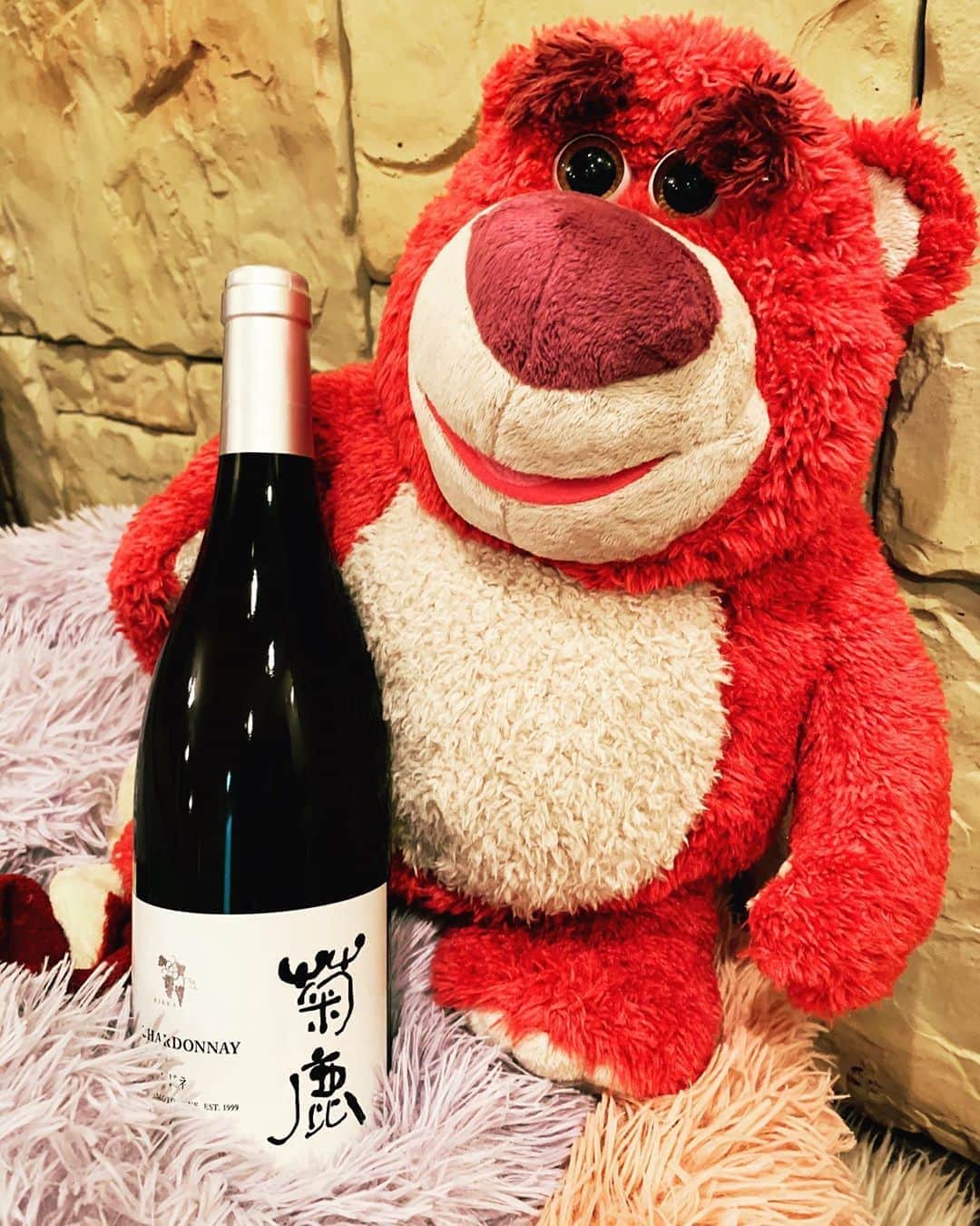 小林ひろ美のインスタグラム：「今日もお疲れさまです😊 お初の白ワイン、いただきまーす🍾🧡 ※ #今日のワイン #菊鹿シャルドネ  #自分で自分を鼓舞 #がんばろう日本  #wineoftheday  #kumamotowinefarm  #kumamotowine」