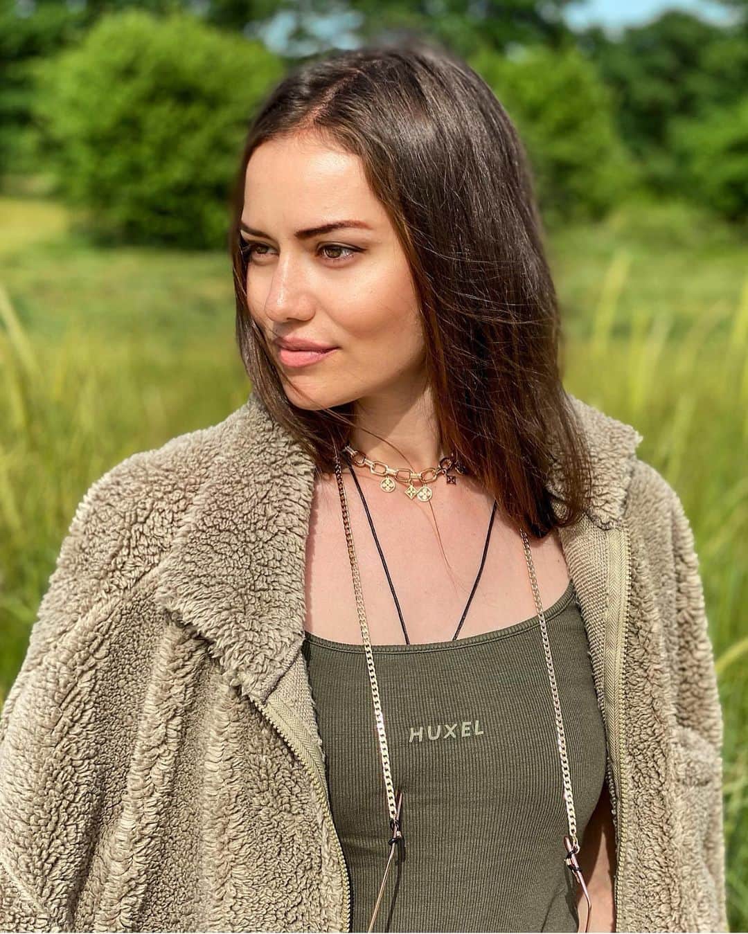 Fahriye Evcenのインスタグラム：「'Doğayla ben, benimle doğa'.. 🌾🌼💚」