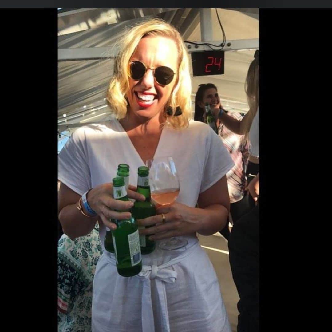メーガン・ネイのインスタグラム：「Just taking the recycling out....promise 😆🍻 But seriously, the number on the right next to my head, maybe the number of drinks I consumed on this day... I mean, cups of water I had 🤙🏼😊 Also, not a sponsored post by @pureblonde_aus but am happy to collaborate with them... 🤣🥳⭐️ #beYOU」