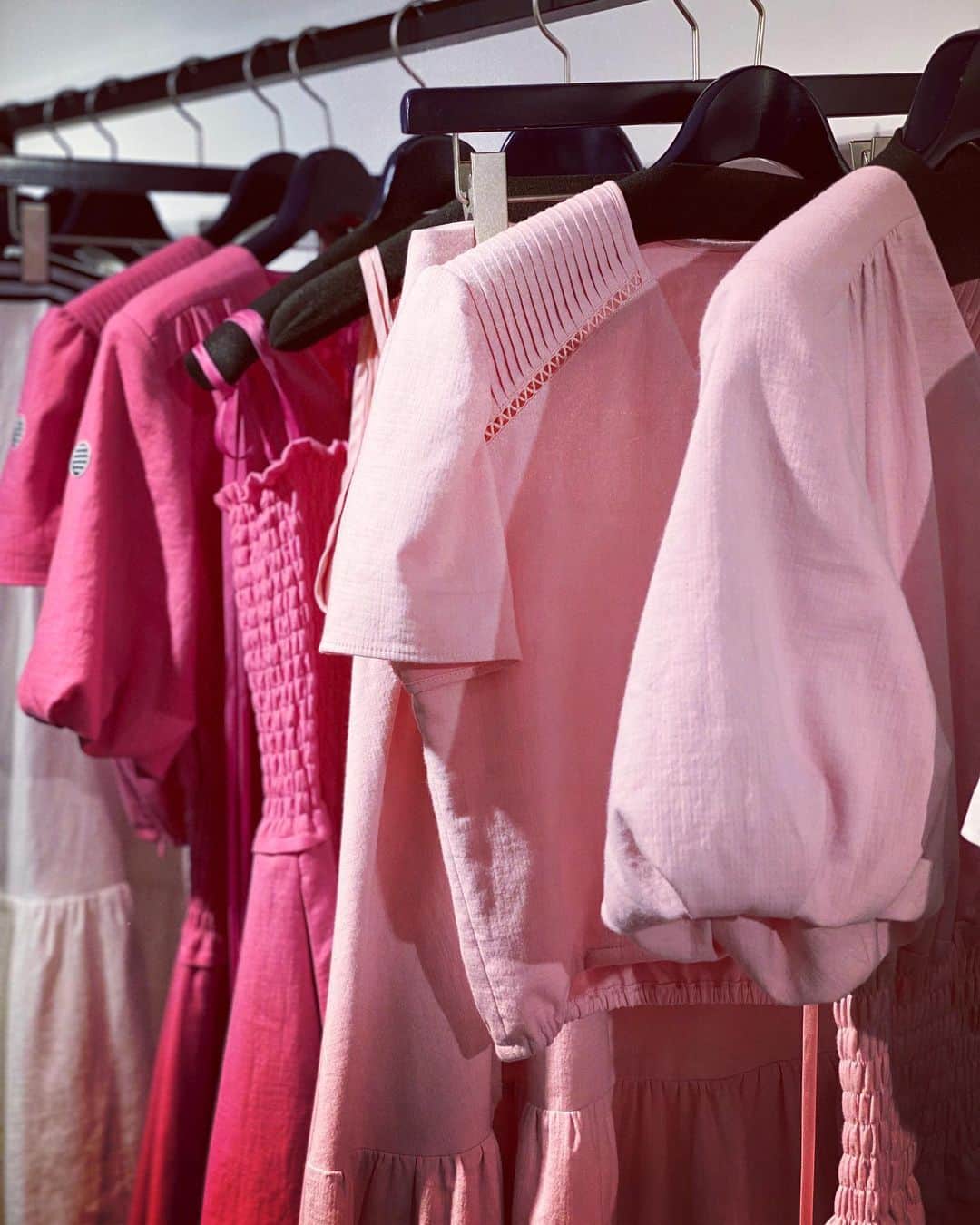 BORDERS at BALCONYのインスタグラム：「PinkPinkPink🎀💕💄👚👙🌸 2020年の注目カラーは断然 #pink ！ 気持ちも、顔も明るく元気にしてくれる女性みんなが大好きな色。  #bordersatbalcony #ボーダーズアットバルコニー #柴田陽子  #stayhome だからこそ #雨の日 も #dress が着られる✨✨」