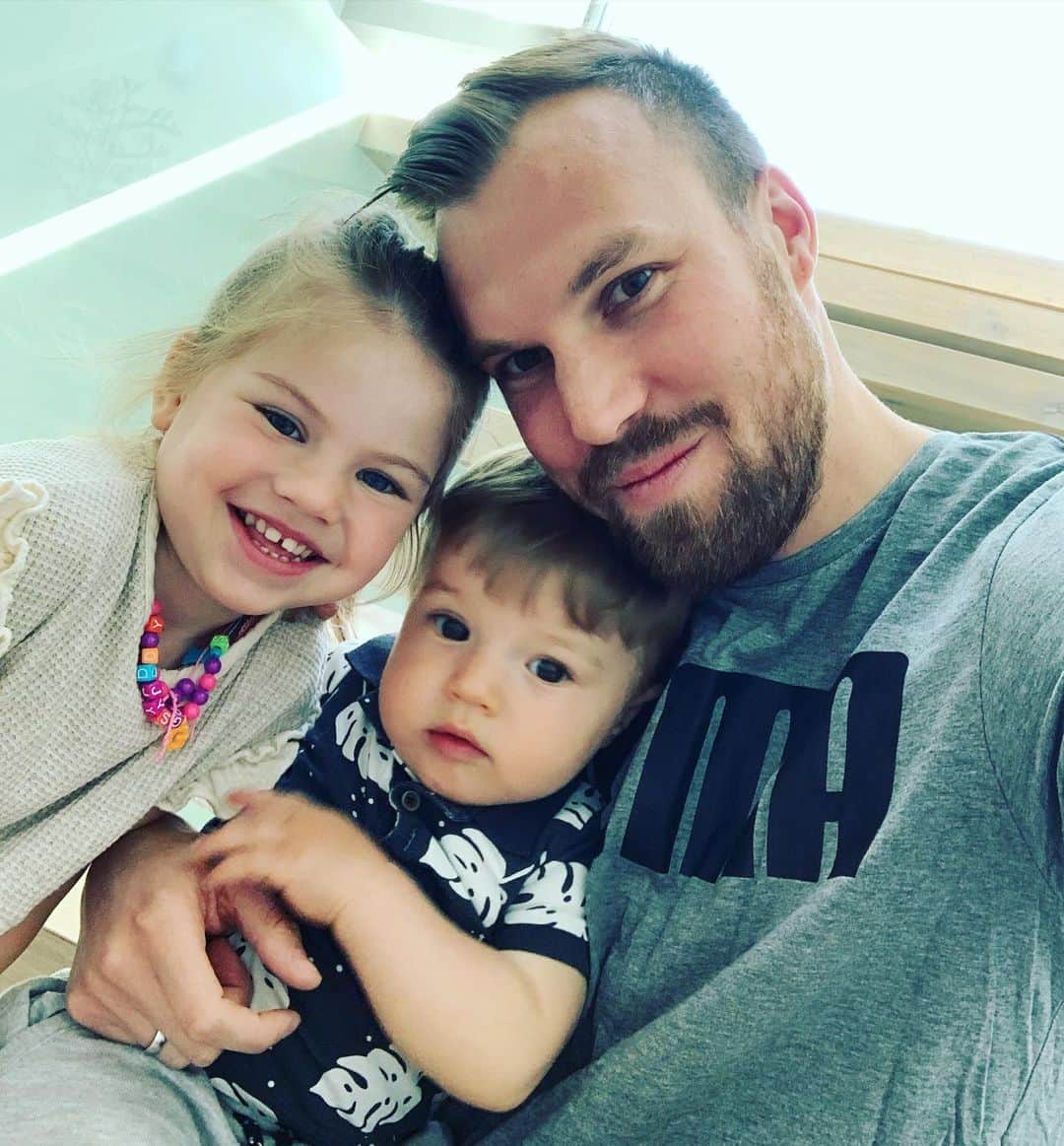 ケヴィン・グロスクロイツのインスタグラム：「Meine Kinder sind nicht nur einfach meine Kinder. Sie sind mein Herz und das Wertvollste was ich habe. Sie sind alles für mich denn meine Kinder sind das größte Glück für mich ❤️💯 #habeuchlieb  Alles gute zum Vatertag und genießt es alle 💪🏻 Euer Fisch」