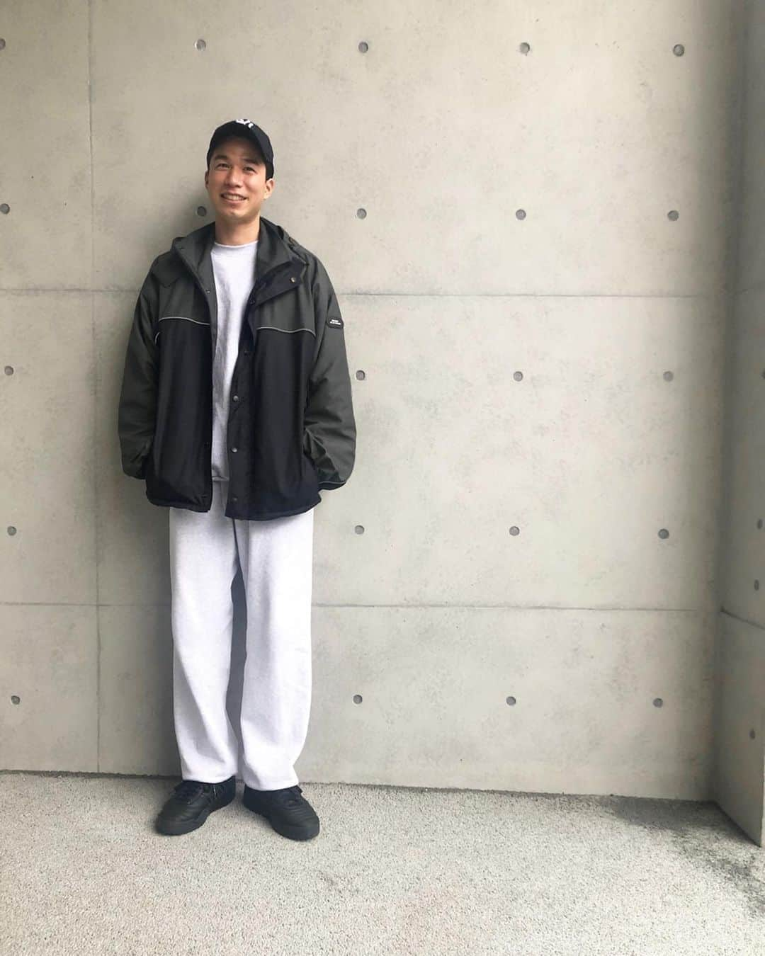 幸野志有人さんのインスタグラム写真 - (幸野志有人Instagram)「部屋着のまま出かけましたスタイル#ootd #散歩スタイル #急に寒い #rassvet #paccbet #losangelesapparel #adidasalexanderwang #そんな感じのジャンパーうちのおじいちゃん着てたよ #ってよく言われる #お気に入りライトアウター #ジャンパーは渋い #超絶おすすめのロスアパのスウェット上下 #14オンス #アメリカ生産 #全色ほしい #これからはもう暑くてきれないけど #雨が続くと膝が疼くよね #前十字あるある #リハビリもできることが増えてきて #ジョギングできるようになりました」5月21日 19時36分 - shoot_kohno