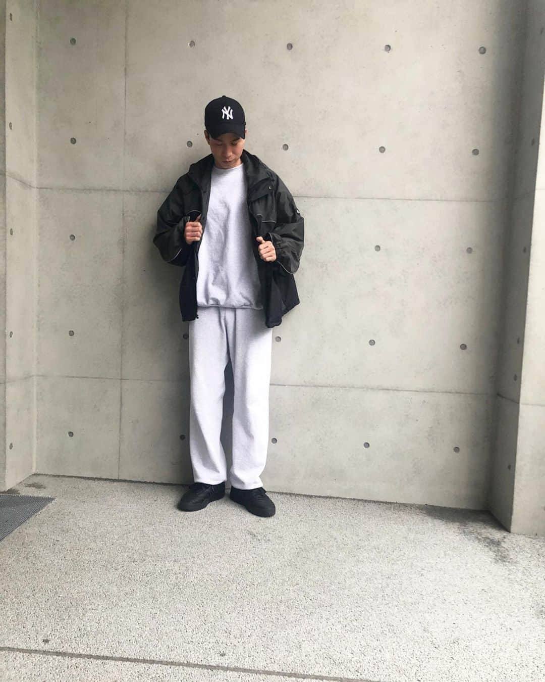 幸野志有人さんのインスタグラム写真 - (幸野志有人Instagram)「部屋着のまま出かけましたスタイル#ootd #散歩スタイル #急に寒い #rassvet #paccbet #losangelesapparel #adidasalexanderwang #そんな感じのジャンパーうちのおじいちゃん着てたよ #ってよく言われる #お気に入りライトアウター #ジャンパーは渋い #超絶おすすめのロスアパのスウェット上下 #14オンス #アメリカ生産 #全色ほしい #これからはもう暑くてきれないけど #雨が続くと膝が疼くよね #前十字あるある #リハビリもできることが増えてきて #ジョギングできるようになりました」5月21日 19時36分 - shoot_kohno