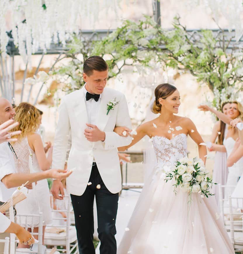 ヴォイチェフ・シュチェスニーのインスタグラム：「4 years ago I married my best friend and the most beautiful woman on earth @marina_official ❤️ Every day since has been a dream! 🥰🥰🥰」