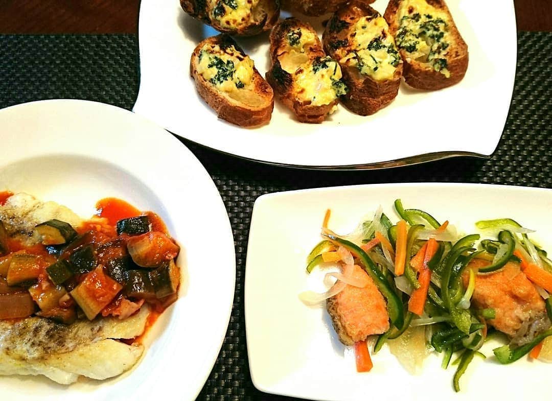 丹野みどりさんのインスタグラム写真 - (丹野みどりInstagram)「ラタトゥイユのリメイク  初日はタラのソテーにかけて。  他は  鮭のマリネと マヨガーリックトースト  #おうちごはん#料理#夕ごはん#stayhome#ラタトゥイユ#リメイク#cooking#dinner」5月21日 19時38分 - midorimarron