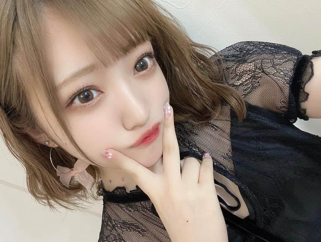 小林莉奈さんのインスタグラム写真 - (小林莉奈Instagram)「やっぱり女の子って楽しい🤍🤍﻿ ﻿ #自撮り #おうち時間 #ショートボブ #meltthelady」5月21日 19時39分 - rina_yoruami