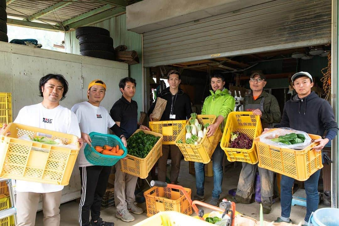 小林祐希のインスタグラム：「INGプロジェクトに寄付する野菜をプロジェクトメンバーの方々と野菜を受け取りに埼玉県比企郡にある横田農場さんにいってきました🥬 急なご連絡にご対応いただきありがとうございます！ また近くにある沓澤農園さん、夕やけ農園さんもご協力いただきました！ ありがとうございます！ この野菜を使ったお弁当をより多くの子供達に届く日が楽しみです😊  ご支援、ご協力いただける方がいらっしゃいましたらご連絡くださいませ！ . #シングルマザー#INGプロジェクト#野菜#支援#コロナに負けるな #コロナに負けるな日本 #横田農場#沓澤農園#夕やけ農園#小林祐希#株式会社こもれび」