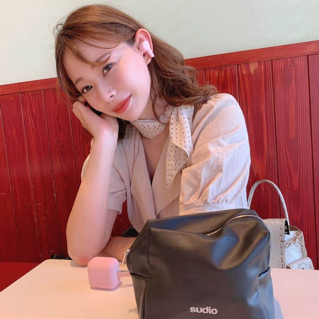 karen okajimaさんのインスタグラム写真 - (karen okajimaInstagram)「ㅤㅤㅤ  ㅤㅤㅤ 新しいワイヤレスイヤホン やっぱりかわいい〜🥰 ㅤㅤㅤ  Sudioさんの最新の 完全ワイヤレスイヤホンの Ettにしたんやけど 防水機能着いてるし なんてったって音が めちゃくちゃ良い‼️ ㅤㅤㅤ  ㅤㅤㅤ  ここで朗報🥰👏❤️ 4月27日〜5月10日の期間中、 イヤホンを購入すると Sudioオリジナルトートバッグと ポーチをWプレゼント！  ㅤㅤㅤ  イヤホンを購入するとSudioオリジナルトートバッグをプレゼント！  毎年異なるデザインのトートバッグがもらえるのは今だけ！ ※キャンペーン期間は在庫がなくなり次第終了です。  ㅤㅤㅤ  し・か・も‼️‼️‼️‼️‼️ ㅤㅤㅤ  公式サイトにて商品を15％オフで購入できるよ💁‍♀️ 👇🏻💓そんな最高なクーポンコードはこちら💓👇🏻 ㅤㅤㅤ  ㅤㅤㅤ  ㅤㅤㅤ  15％オフクーポン( 15_karen )  有効期限：2020/7/31まで‼️ ㅤㅤㅤ  みんなどしどし使ってねん🥰👌 カラバリも沢山あるから1度HPへGO😋👌✨ ㅤㅤㅤ  #sudio #sudiomoments #PR #モニター #Sponsored #Supported #岡島かれん」5月21日 19時45分 - karenokajima0318