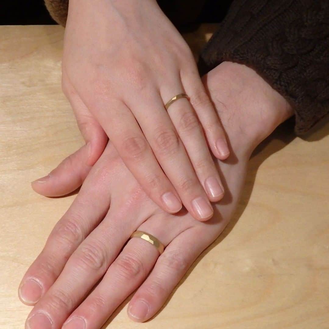 ith / イズ オーダメイド結婚指輪さんのインスタグラム写真 - (ith / イズ オーダメイド結婚指輪Instagram)「指輪全体に凹凸のある、 立体感が目を引く結婚指輪です。 《クリスターロ》という名前通り、 クリスタルのカッティングのような シャープな面付けが特徴のデザイン。  お二人の指輪は、イエローゴールドを マットな質感を合わせることで 優しい雰囲気でお仕立てしました。 . . ▽ 指輪について 結婚指輪(男性)：クリスターロ K18YG：132,000円〜 . 結婚指輪(女性)：クリスターロ K18YG：126,000円〜 . .  公式ハッシュタグ🤳✨ #イズマリッジ . . 【オンラインアトリエOPEN】 お二人それぞれのご自宅にいながら 指輪のオーダーメイドができる、 ithのオンライン相談が始まりました💻 → 詳細はプロフィールのURLにて🔗 . . #マリッジリング #エンゲージリング #結婚指輪 #婚約指輪 #カスタマイズ #指輪 #ダイヤモンドリング #婚約 #プレ花嫁 #ナチュラルウェディング #結婚指輪探し #指輪選び #指輪探し #結婚指輪選び #イエローゴールド #ペアリング #プロポーズ #特別感　 #オーダーメイドリング #結婚指輪オーダー #ゴールドリング #パーソナライズ #結婚準備 #花嫁 #クラフト #2020秋婚 #2020冬婚 #2021春婚」5月21日 19時45分 - ith_marriage