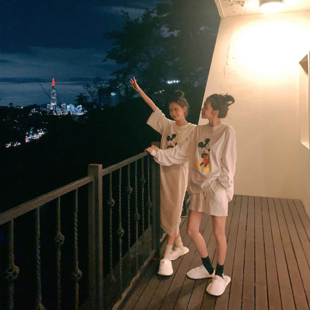 Chuuさんのインスタグラム写真 - (ChuuInstagram)「넘 귀여운 미키🖤 친구랑 입기 좋겟쥬👭🏼✨」5月21日 19時46分 - chuu_official