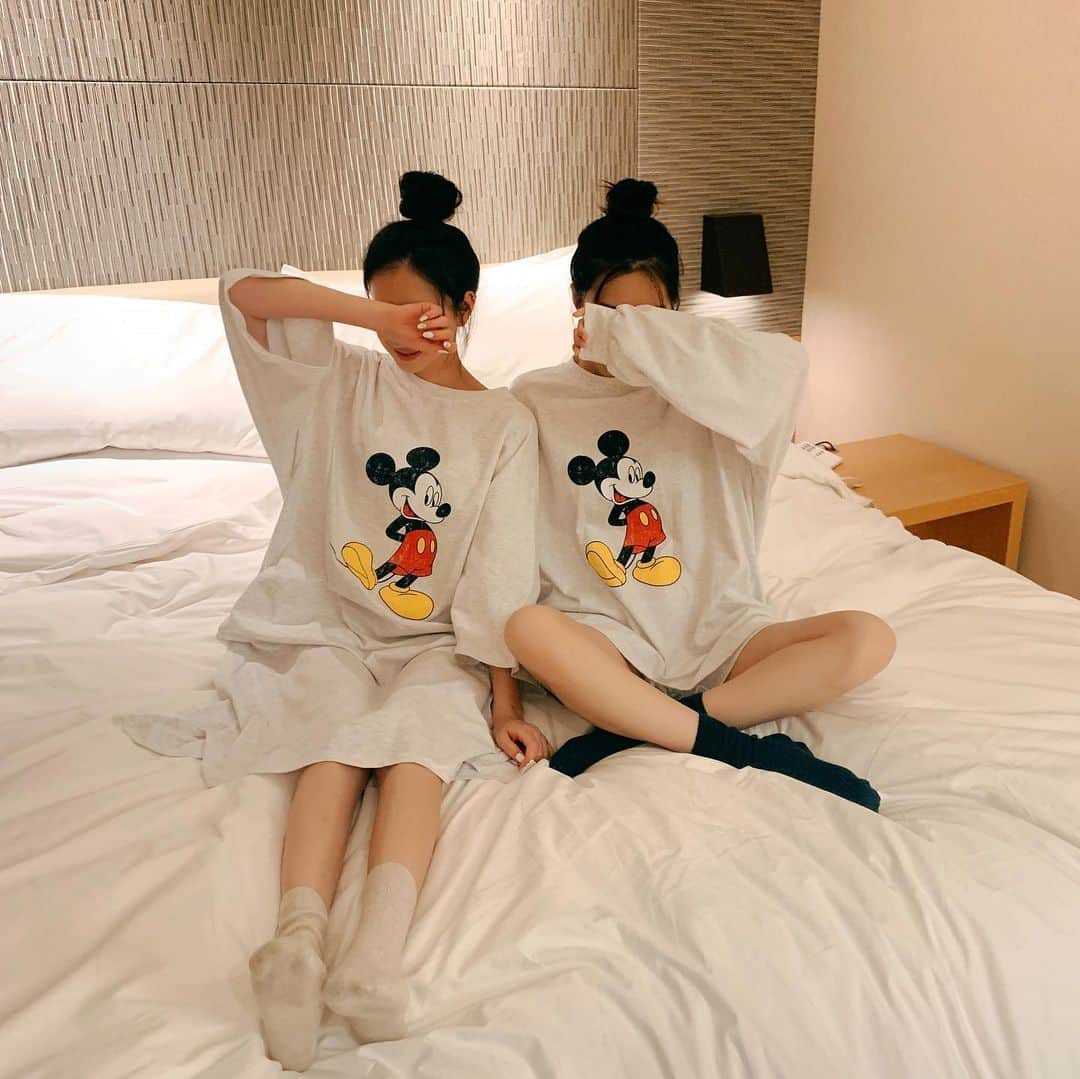Chuuのインスタグラム：「넘 귀여운 미키🖤 친구랑 입기 좋겟쥬👭🏼✨」