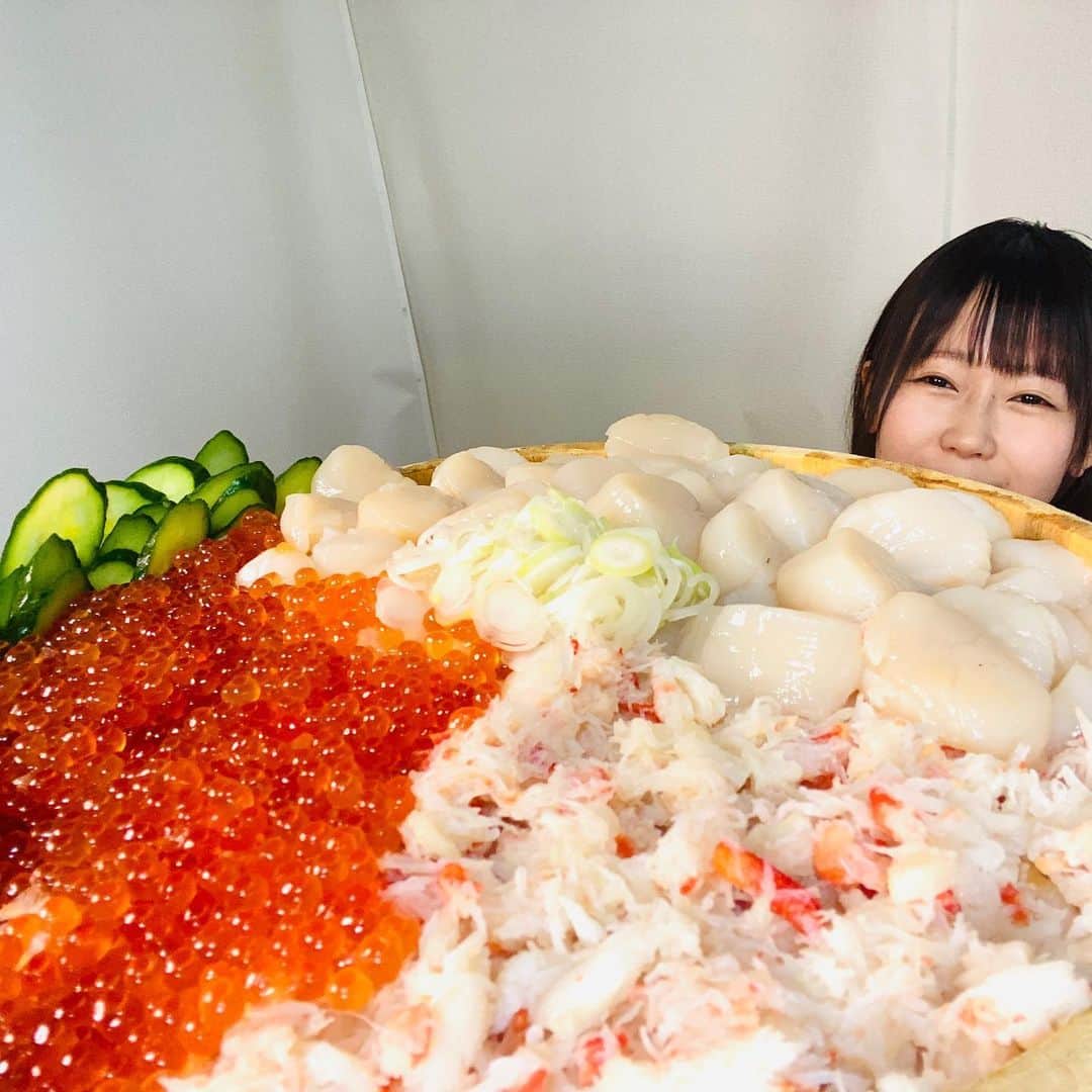 のインスタグラム：「特製海鮮丼3.7kg生配信(アンチコメント、前回の動画等についての内容多いので苦手な方はご注意下さい) https://youtu.be/UIoT0a3eBX0  #海鮮丼#鮮度の鬼#ホタテ#いくら#カニ#かに#海鮮#すし太郎#インスタ映え#ふーどすたぐらむ #foodstagram #gourmet#yummymummies#yummy#gourmet#delicious #グルメ#グルメ好きな人と繋がりたい #ごはん #めしすたぐらむ #foodphotography #foodporn #foodie」