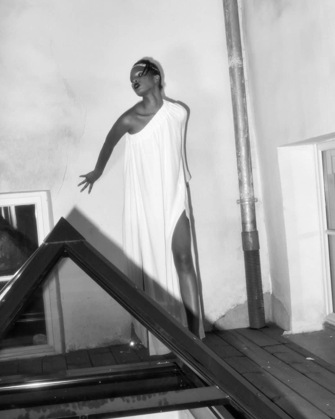 倉岡晋也のインスタグラム：「Balcony Venus @laruicci @cemcinar_paris @janssensjorre @anitajolles @hikageyumiko @daifrazier Styling by me」
