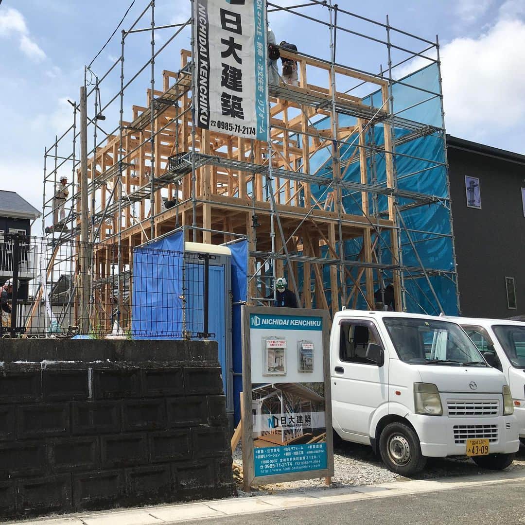 日大建築のインスタグラム：「本日快晴の中、新築現場の棟上げです👍  #日大建築#カリフォルニアスタイル #サーファーズハウス新築#注文住宅#宮崎市#モダン#オシャレ#ビーチ#海#surf #ハワイ#アメリカン#大工#建築#設計#ウッドスタイル#中古住宅#リフォーム#リノベーション#カバードポーチ#ウッドデッキ#ヘリンボーン#マイホーム」