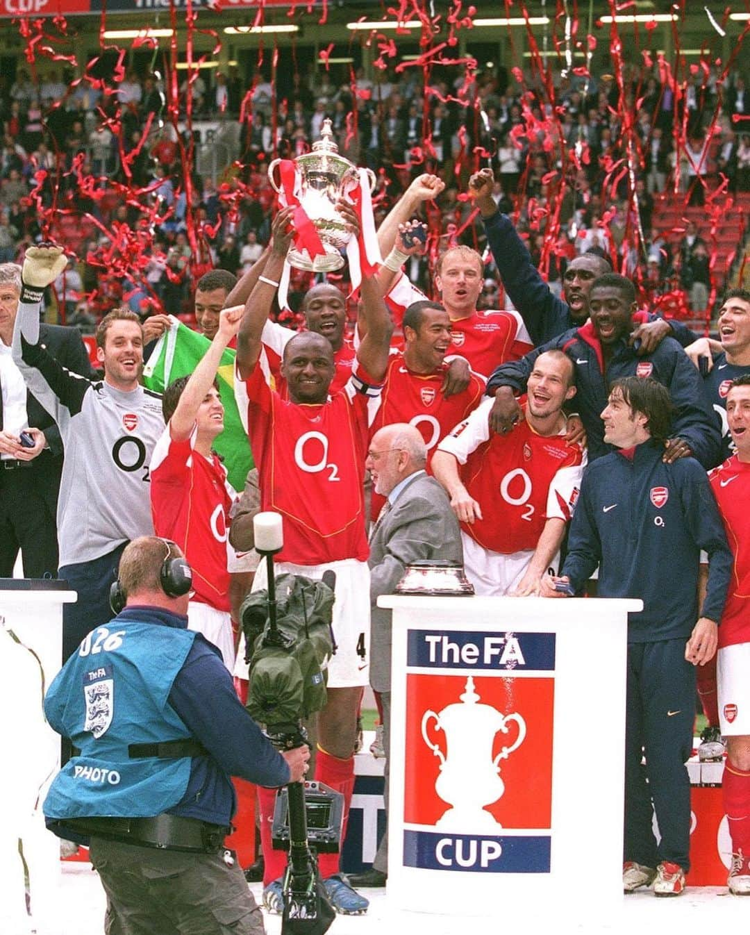 セスク・ファブレガスさんのインスタグラム写真 - (セスク・ファブレガスInstagram)「15 years already of this incredible night. My second ever trophy as a professional. #18yo #FACup @arsenal ⚽️🙏🏻🔥」5月21日 20時02分 - cescf4bregas