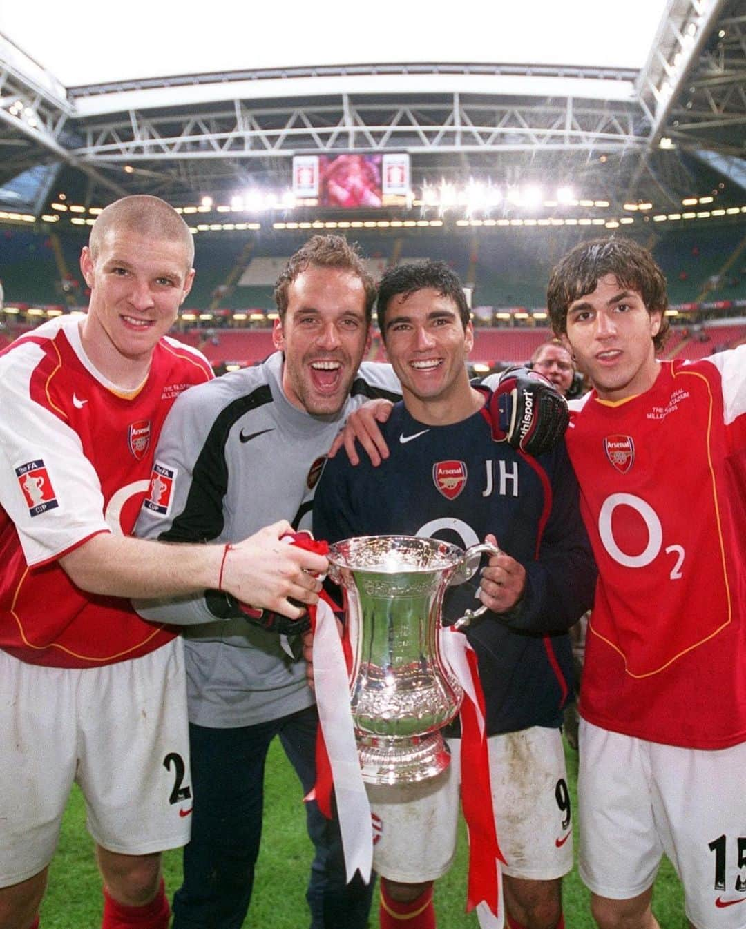 セスク・ファブレガスさんのインスタグラム写真 - (セスク・ファブレガスInstagram)「15 years already of this incredible night. My second ever trophy as a professional. #18yo #FACup @arsenal ⚽️🙏🏻🔥」5月21日 20時02分 - cescf4bregas