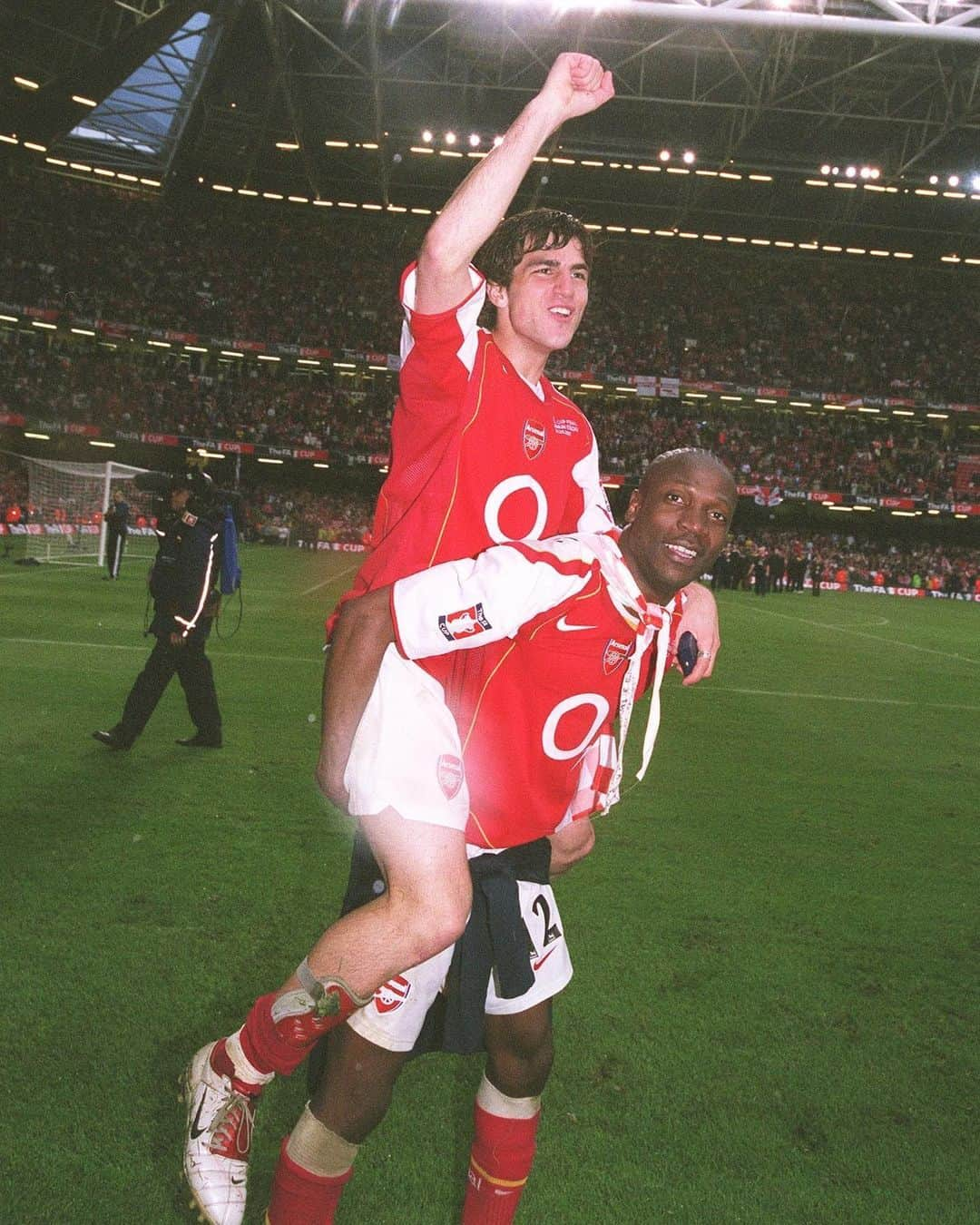 セスク・ファブレガスさんのインスタグラム写真 - (セスク・ファブレガスInstagram)「15 years already of this incredible night. My second ever trophy as a professional. #18yo #FACup @arsenal ⚽️🙏🏻🔥」5月21日 20時02分 - cescf4bregas