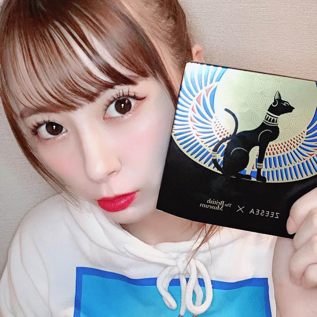 生田衣梨奈さんのインスタグラム写真 - (生田衣梨奈Instagram)「♥えりぽんのアイシャドウパレット♥﻿ ﻿ 本日はZeeseaのアイシャドウパレット！！﻿ 簡単に出来る中国メイクにしてみました！！！﻿ ﻿ ﻿ またまた塗り方は3枚目です♥﻿ ﻿ ﻿ チャイボーグメイクって結構メイク自体が濃く見えるけど﻿ そんなことなくて！！！﻿ ﻿ 普段もチャイボーグメイクするけど﻿ 発色のいいものを使うからパーツが﻿ ハッキリします🥺💖﻿ ﻿ 錯覚でそーみえるかも！！﻿ ﻿ あとえりがよくするメイクに似てるかも！！﻿ ﻿ みんなに可愛くなったねって言われることが﻿ 増えました♥﻿ ﻿ 今回は、マスカラとアイライナーはヒロインメイクのどちらも漆黒のカラーを使ってます！！﻿ ﻿ ﻿ リップは結構赤っぽい方がよかったので﻿ MACのミニリップをメキシコの時に買ったから﻿ それを使ってます🥺﻿ ブリックレッドだって！！！！！﻿ ﻿ めちゃくちゃ良い！！！﻿ ﻿ てかさー！﻿ ﻿ YouTubeをよく見る時にテロップとか字幕の﻿ 付け方とかを見てしまうようになった！﻿ ﻿ 職業病。﻿ ﻿ 一番参考してるのまあたそさん！！﻿ ﻿ @morningmusume_official﻿ ﻿ 動画載ってるからみてみて！！！！﻿ ﻿ #morningmusume20﻿ #モーニング娘20﻿ #えりぽんかわいい﻿ #顔面国宝﻿ #かわいい﻿ #アイドル﻿ 存在が #インスタ映え﻿ #大好き﻿ #Love﻿ #beauty﻿ #makeup﻿ #中国メイク  #チャイボーグメイク﻿ #zeesea﻿ #ヒロインメイク﻿ #mac﻿ #brown﻿ #red﻿ #LIP﻿ #Eyeshadowpalette﻿ #Eye shadow ﻿」5月21日 20時01分 - erina_ikuta.official