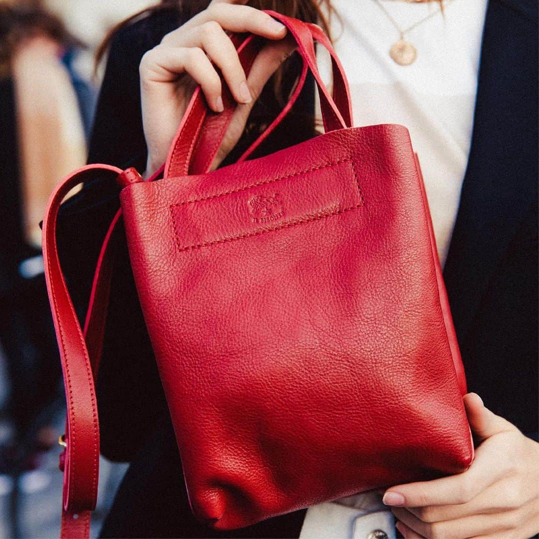 イルビゾンテのインスタグラム：「You'll never want to put her down. ☆ #ilbisone #accessories #SS20 #leatherbag #instastyle」