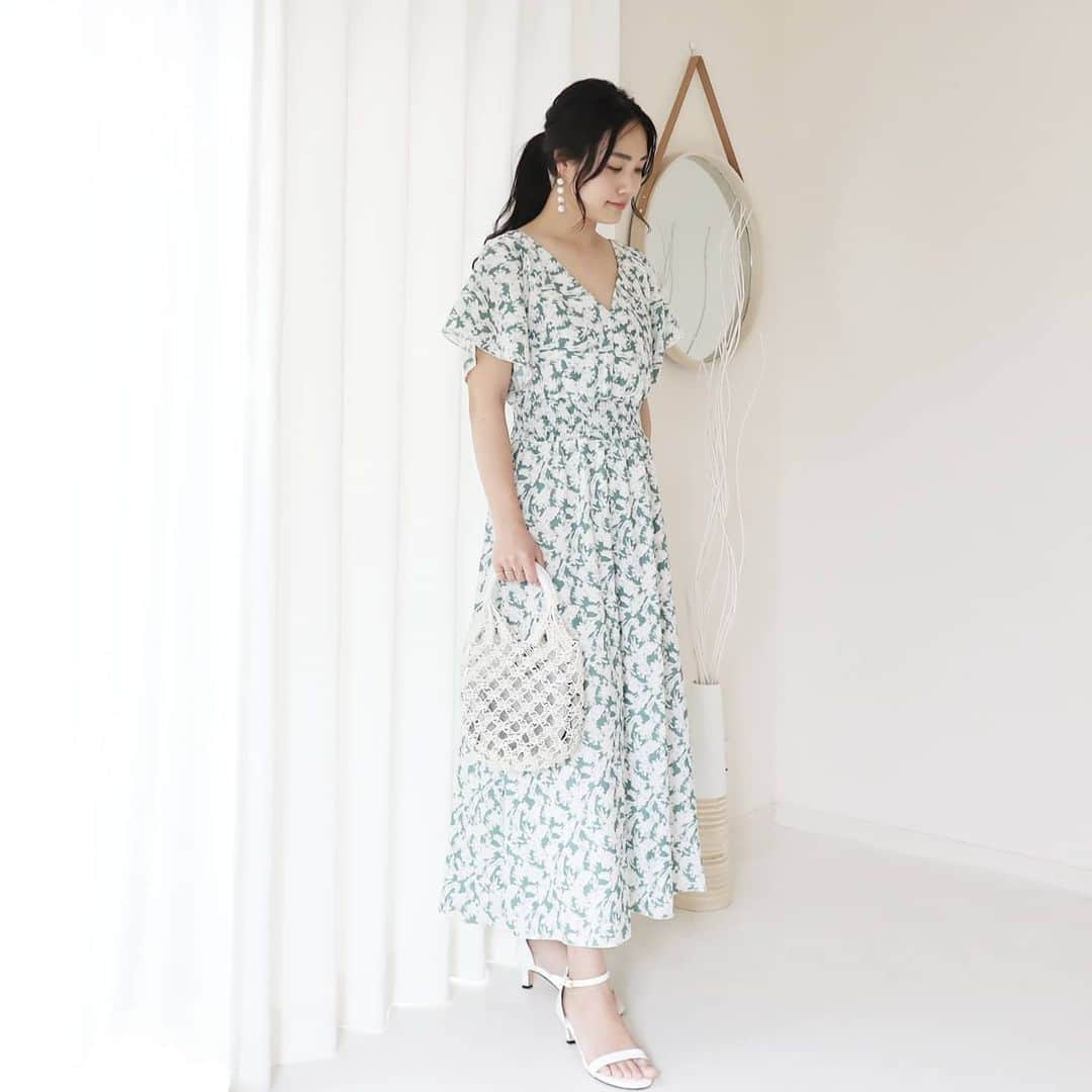Eri Satoのインスタグラム：「green×whiteコーデ · one-piece: @fifth_store · 一目惚れしたfifthの、 #カシュクールフラワーワンピース · ウエストの絞りもゴムだから おうちで着てもらくちんだし、 オンライン会議の時は化粧薄くてもオシャレ感出せる🤣💞 後ろ姿もリボン結びでめっちゃ可愛いの···！！！ 今日みたいに肌寒い日はライダースを合わせるのが好き😍 このワンピ、60%OFFクーポン出てたよ🤐✨ · ラベンダーもあって迷ったけど、やっぱりグリーンに💚 夏はこれ着てお出掛け出来ますように！！！ · fifthとJosie's RUNWAYのコラボアイテムも発売されてるね✨ サイト見てると色々欲しくなっちゃうな～🤗 · #fifth#fifthtl#フィフス#カジュアル #トレンドカラー#ワンピース#高身長コーデ#ママコーデ#カジュアルコーデ#ワンピースコーデ#ワンマイルコーデ #ワンマイルウェア#リラックスコーデ #おうちコーデ#おうちファッション#おうち時間#shwf  #春コーデ#fashion#ootd#ファッション#プチプラ#プチプラコーデ#mamagirl#locari#partegram」