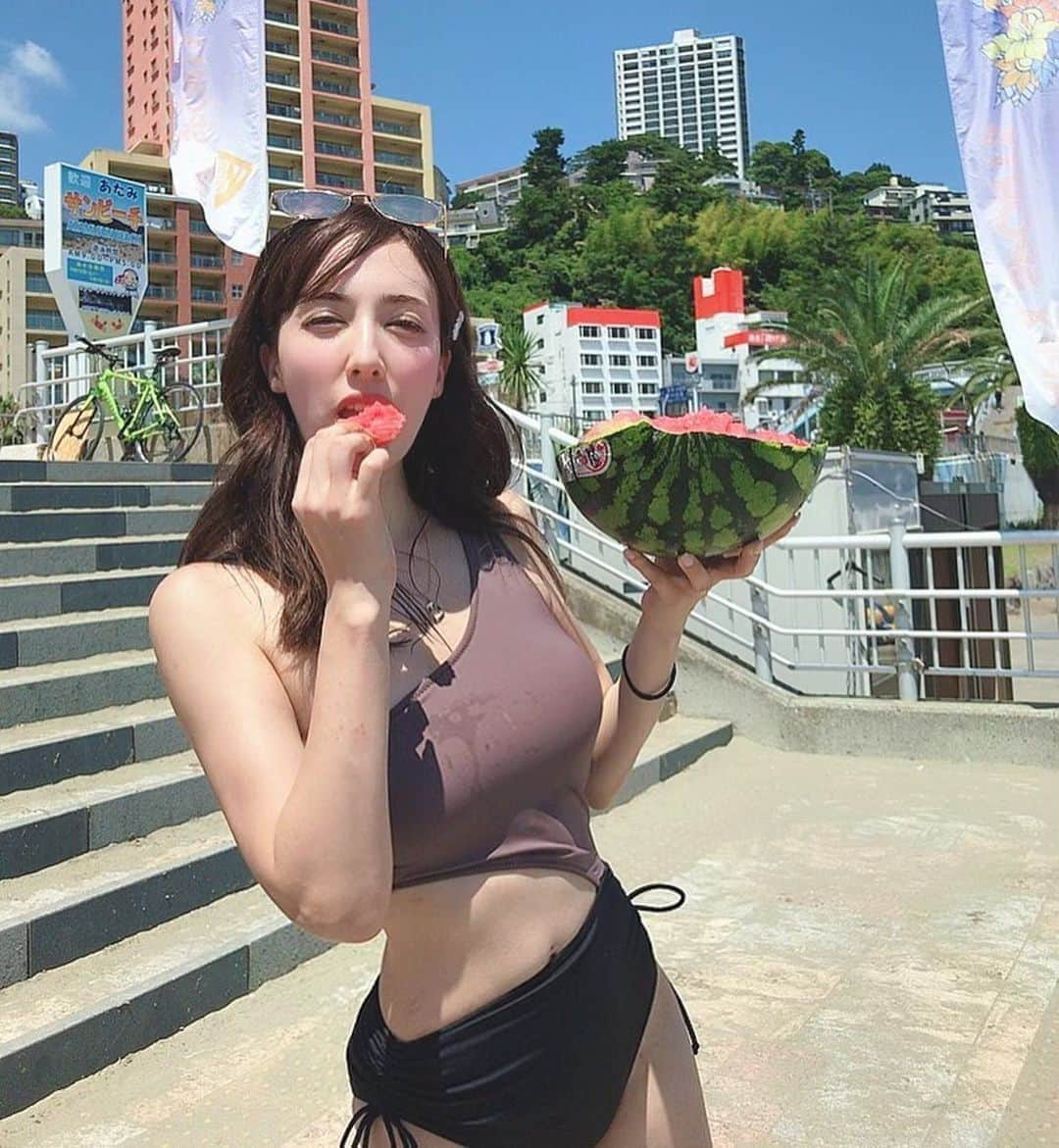 眞木美咲パメラさんのインスタグラム写真 - (眞木美咲パメラInstagram)「🍉 天気悪い日続くね ピーカン晴れの日にスイカ割りしたいなー❤️ 今年はベランダでスイカ割りかな？ これは去年熱海行ったときのだよ♪ めちゃくちゃ楽しかった💗 大事なおもいで🥰 . . . . #throwback 2019 Beach in Atami✨ Who like watermelon？ . . . . . . . .  #熱海 #ビキニ #ピークアンドパイン  #peakpine  #エモボディ#エモルック #bikini #水着 #女子旅 #girlstrip#relaxing #過去pic  #ダイエット#美容　 #love #赞#likelike #travel  #女子旅#旅#summer #粉我#时装#ファッション」5月21日 20時00分 - pamypamypamy