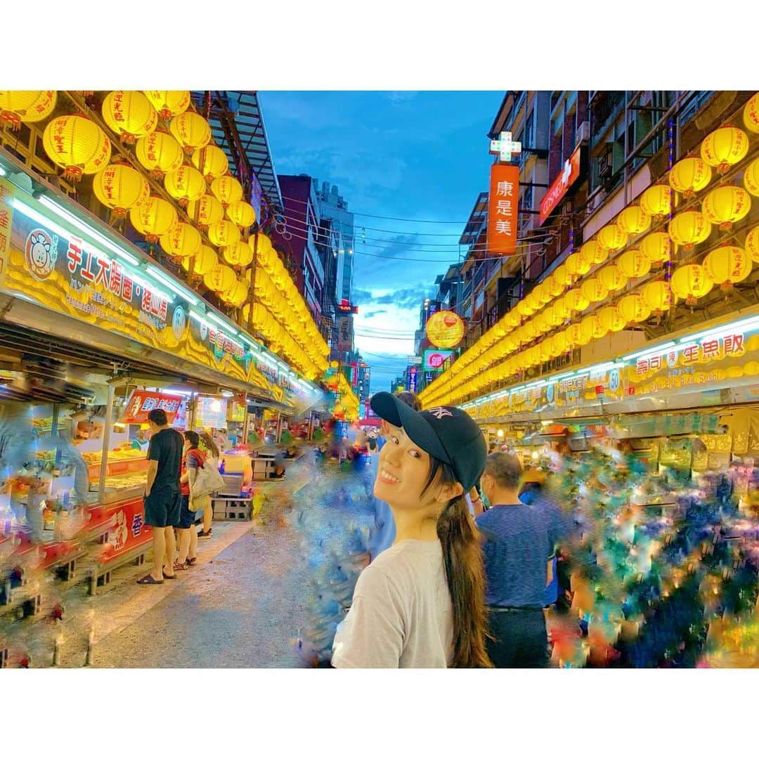 煌月爽矢のインスタグラム：「.﻿ .﻿ さて、前回の続きで。﻿ ﻿ この日最後に訪れたのは#基隆夜市﻿ ﻿ ﻿ ここはね、今まで行った夜市の中で一番目移りしました😂﻿ 全部美味しそう過ぎる。﻿ ﻿ 立地的にガイドブックに1番に出て来るような夜市ではないのですが、私…旅行で来た方に一番勧めたい夜市かも！！！﻿ ﻿ ﻿ また面白い看板シリーズ見つけたから後ほどストーリーあげますね！﻿ ﻿ 笑うよ。﻿ ﻿ ﻿ #台湾﻿ #台湾生活﻿ #夜市﻿ #台湾大好き﻿ 人生でこんな機会貰えるなんて、本当嬉しいなっていつも思ってます。いずれ帰国するから…一日一日が愛おし過ぎる。﻿ 謝謝帶我出去玩的朋友♡我過的很開心🥳 你們是我的特別的朋友😘」