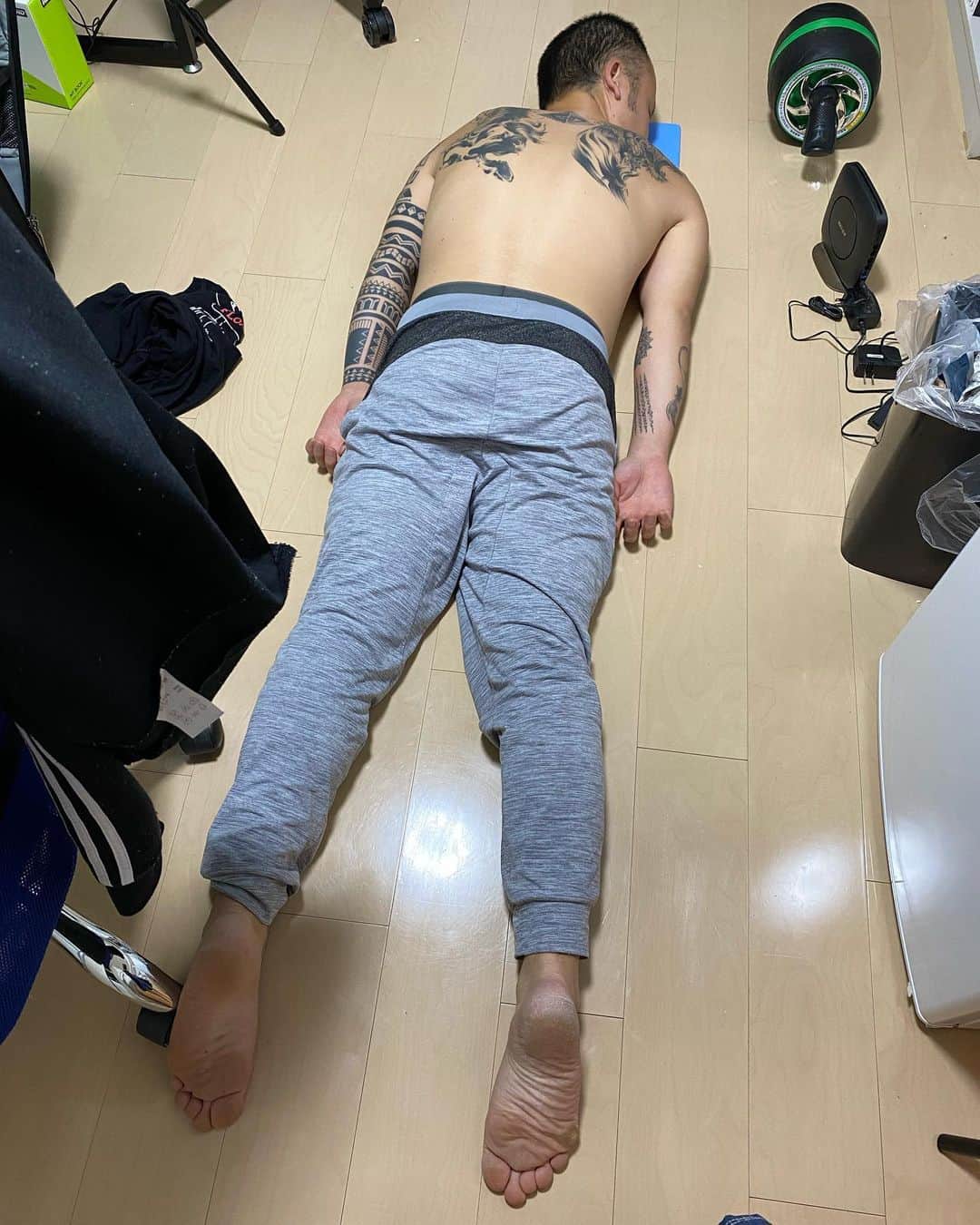 のインスタグラム：「もうさすがにジムも運動もサボりすぎだし運動もサボりすぎだからローラー買ってやったらもう無理😇 サボってたツケが回ってきました😇」
