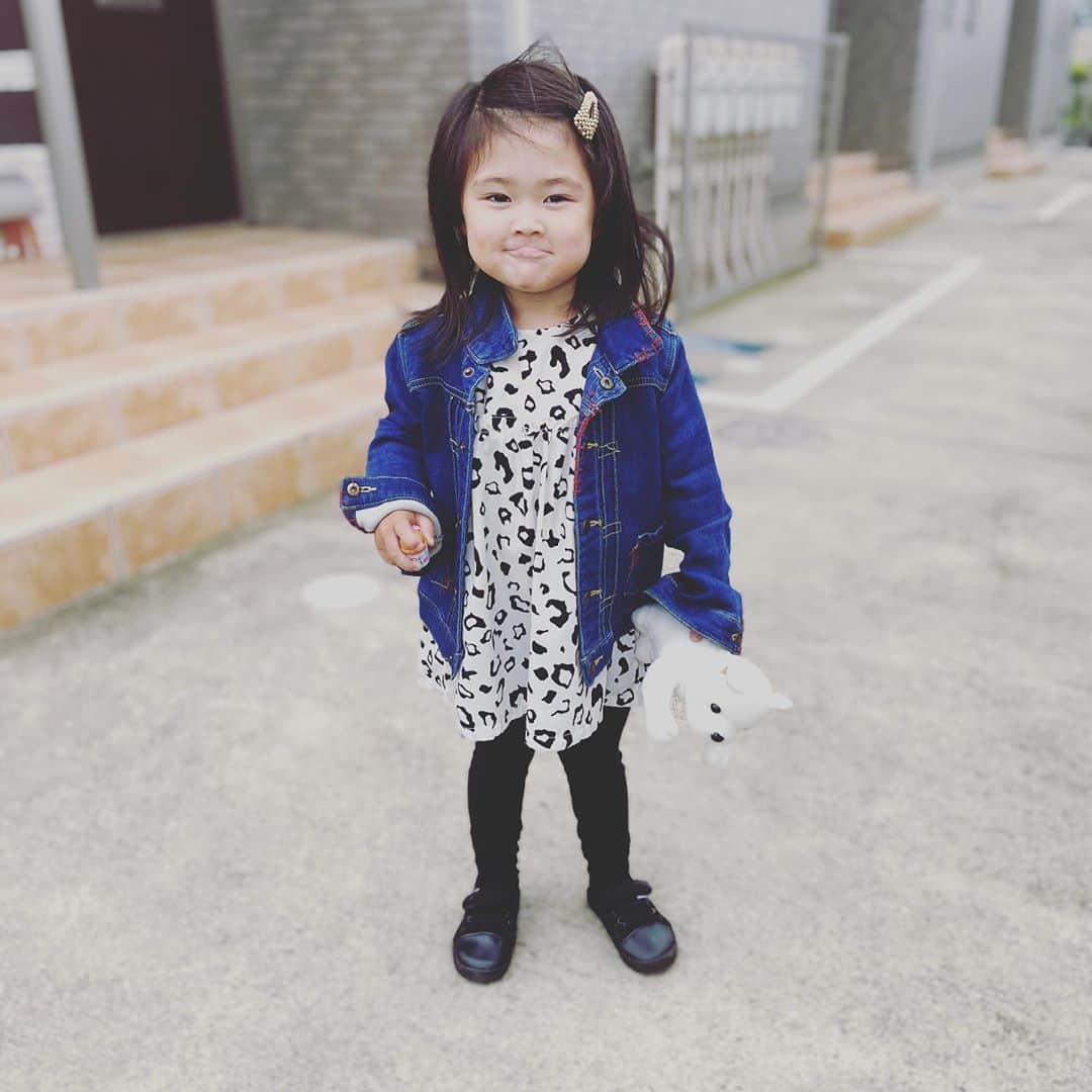 大菅小百合のインスタグラム：「ママが撮った娘と娘が撮ったママ📷笑 携帯持って「撮るよぉ〜」って💕 真ん中に収めてくれてありがとう‼️😍👏🏻 来週から分散登園が始まる連絡があってその話を娘に伝えると急に不安になったようで泣き出すし💦楽しみだねって話してるんだけど…そりゃ不安だよねっ😅 正直、今からママもドキドキだよっ😆❤️ ・ ・ ・ #娘とママ #寒かったけどお外時間 #コロナ生活ももう少しかな #でも油断は禁物 #幼稚園生活に期待と不安 #成長を楽しみに #一緒に頑張っていこうね」
