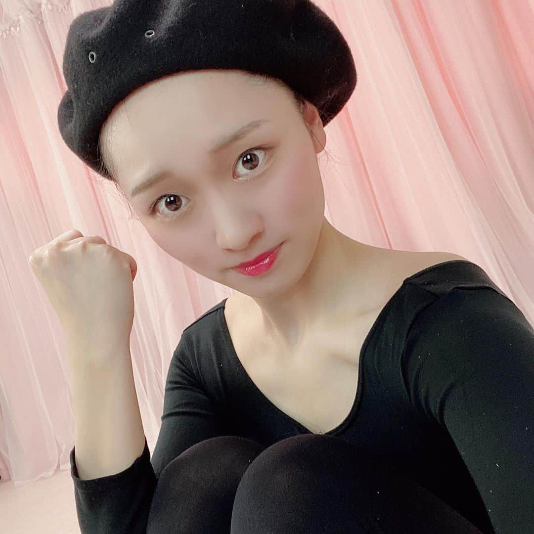 のインスタグラム：「愛する皆様へ ご報告とお願い  この度、新番組が始まります  まさかの私も参加させて頂いてるのですが  内容がものすごいことになっております  お笑い好きにはたまらないメンツです  番組放送前に  詳しいことを  本日21日の23:56〜事前生配信にて  すべて伝えられます  私もドキドキです  一つ言えることは  皆様のご協力がかなり必要ということです  なので  まずは事前生配信を  一人でも多くの方にみていただきたい  生配信は地域問わず見れるので  MBSのYouTubeチャンネルか  Twitter「バズナイトナマー」を開くと  すぐ見れますので  23:56〜と  本日夜遅めではありますが  よろしくお願い致します  ストーリーからも飛べるようにします  オンエア開始は  5/28より毎週木曜生放送  だけどもね  その日までが大変なのよほんとに  とりあえず  なんだかよくわからないよ って人は  今日深夜0：15ごろに  わたしのYouTubeチャンネル 『けっけちゃんねる』を  いつも通り  睨みつけてたらわかります  えらい夜中やで！お子さん寝てはるがな！ゆーて  乞うご期待  ほんとに  力貸してくださいな  他の参加芸人  人気者さんばっかりやねん  でも私が1番知名度ないから  やばいんだよ 助けてくだちゃい  愛してるよ  番組 @buzznama  公式インスタあった  ここも重要やからよろしく  #写真の毛玉すごすぎ #バズナイトナマー  #MBS#毎日放送#生配信#生放送 #吉本新喜劇#吉本坂46#松浦景子 #バレエ大好き#バレエ#バレエダンサー#バレリーナ芸人 #吉本自宅劇場」