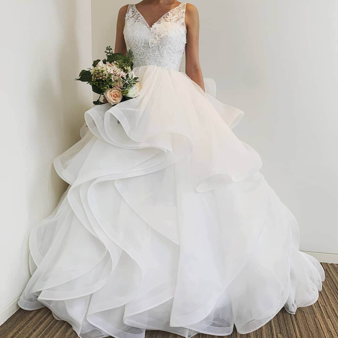 LAVIEEN ROSE Weddingさんのインスタグラム写真 - (LAVIEEN ROSE WeddingInstagram)「﻿ New collection❤﻿ ﻿ Dress...﻿ LRリュカ﻿ ﻿ ﻿ ランダムに揺れ動く ラッフルスカートが﻿ とってもドラマティック♡ ﻿ ゴージャスになりすぎず﻿ ほどよいボリューム感と華やかなデザイン。﻿ ﻿ 胸元をすっきり見せるVネックラインと﻿精巧なビーディングレースで﻿ラグジュアリー 感を演出✨ ﻿ ﻿ ＂シンプルなドレスも憧れるけど、﻿少し物足りない...🙄.＂﻿ ﻿ といった花嫁さまの声を ”かたち”にした﻿ ﻿ #ラビアンローゼ﻿ ﻿ のオリジナルラインです😌✨﻿ ﻿ ﻿#newcollection #静岡花嫁﻿ #浜松花嫁 ﻿ #名古屋花嫁﻿ #東京花嫁﻿ #ナチュラルウェディング#ガーデンウェディング#bridal#結婚式準備#結婚式#ラスティックウェディング ﻿﻿ #関東プレ花嫁  #全国のプレ花嫁さんと繋がりたい #ドレス #結婚 #カラードレス#結婚式 #ウェディングドレス #日本中のプレ花嫁さんと繋がりたい #ドレス迷子 #weddingideas #2020秋婚 #bridalfashion #weddingdress  #2020夏婚 #結婚式場 #大人婚 #関東プレ花嫁 #東海プレ花嫁﻿ #関西プレ花嫁 #2021春婚 ﻿ ﻿ ﻿ ﻿ ﻿ ﻿」5月21日 20時06分 - lavieenrosewedding