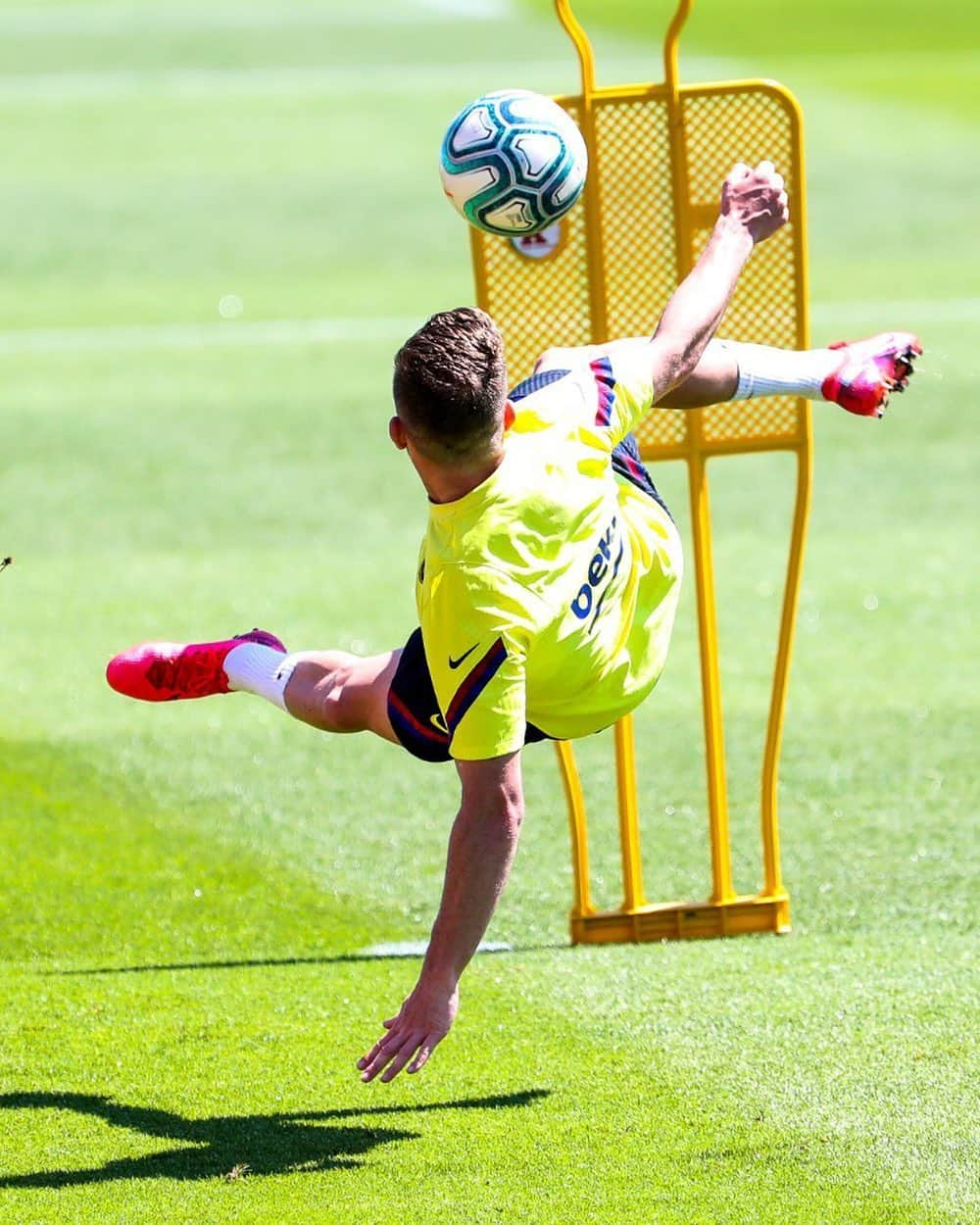 FCバルセロナさんのインスタグラム写真 - (FCバルセロナInstagram)「🤔 Who am I? 👀 ¿Quién es? | Qui és? 🚲」5月21日 20時08分 - fcbarcelona