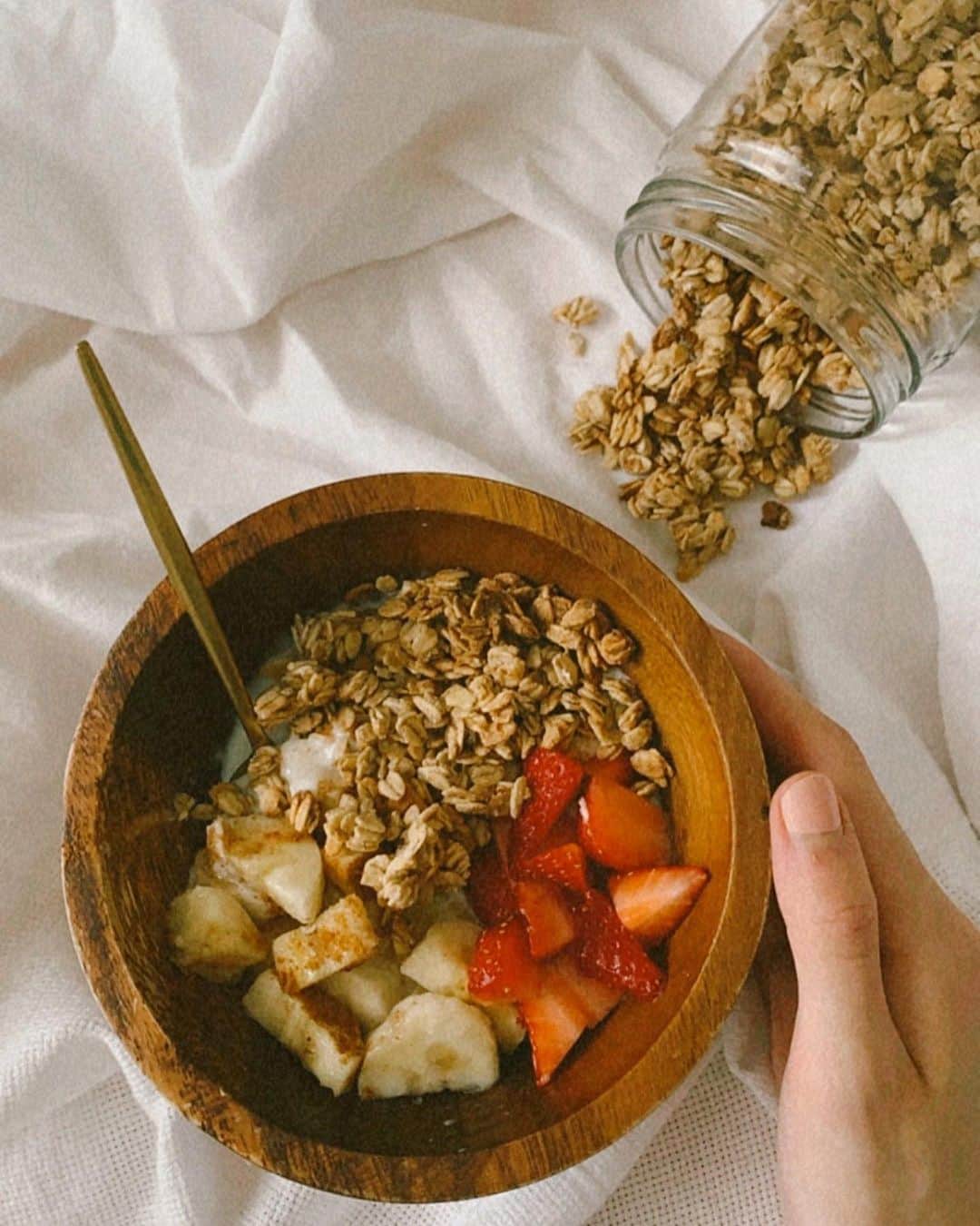 LINA（吉村リナ）さんのインスタグラム写真 - (LINA（吉村リナ）Instagram)「SUPER SIMPLE CINNAMON GRANOLA ❤️ Recipe on my Ameba blog ;)) ⠀⠀ 私がよくストーリーにあげてる & 毎日食べてるとーーってもシンプルな【手作りシナモングラノーラ】のレシピをアメブロにUPしました🙈🌴 ⠀⠀ 私のお気に入り&おすすめの食べあわせも書いたので、参考になれば嬉しいです😉🌹 ⠀⠀ #アメブロ #linahappy3」5月21日 20時14分 - lina3336