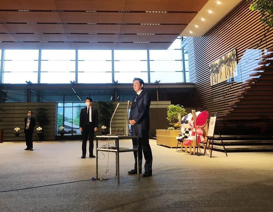 のインスタグラム：「#repost @kantei 新型コロナウイルス感染症に関しての記者質問に対する#安倍総理 の#メッセージ  先般、定めました基準に基づいて感染状況、そして医療提供体制などについて専門家の皆様にご評価をいただいた結果、関西の大阪府、京都府そして兵庫県について、緊急事態宣言を解除することといたしました。 緊急事態にあって、最前線で全力を尽くしてくださった、医療従事者の皆様に改めて敬意を表し、そして外出自粛をするなど大変なご協力をいただいたすべての皆様に、心から感謝申し上げたいと思います。商売をやっておられる皆様は、売上が激減するなど、大変厳しい状況の下で、歯を食いしばって、頑張っておられます。最大 200 万円の持続化給付金も何よりもスピードを重視し、入金開始から 10 日余りで、40 万件を超える中小企業・小規模事業者の皆様に対して、5000 億円お届けしておりますが、今後も事業の継続、雇用を守り抜いていくために、暮らしを守り抜いていくために、全力を尽くして参ります。 関西地域の皆様も感染の拡大を防止しながら、同時に社会経済活動を本格的に再開していくという、新たな日常へ、次なるステージがはじまります。すでに 100近い業態において、観戦防止のためのガイドラインが策定されていますが、こうしたガイドラインも参考に、そして十分に警戒をしながら、大阪は商人の街でもありますから、コロナ時代の新たな商売の在り方のモデルを示していただくことを期待しています。 そして抗原検査などによる検査体制の拡充、そして医療の提供体制の強化など、次なる流行の波に対する備えについても、知事や自治体の皆様と連携をしながら、万全を期していきたいと思います。 そして関東の一都三県、北海道については緊急事態が続くこととなりますが、新規の感染者は確実に減少しており、また医療のひっ迫状況も改善に傾向にあります。そのため、週明け早々25 日にも、専門家の皆様に状況を評価していただき、今の状況が継続されれば、解除も可能となるのではないかと考えております。ですから、この地域の皆様には大変なご負担をおかけしておりますが、外出の自粛など、ご協力を継続していただきますように、お願いを申し上げたいと思います。  #新型コロナウイルス感染症 #緊急事態宣言 #stayathome #ThanksHealthHeros @shinzoabe」