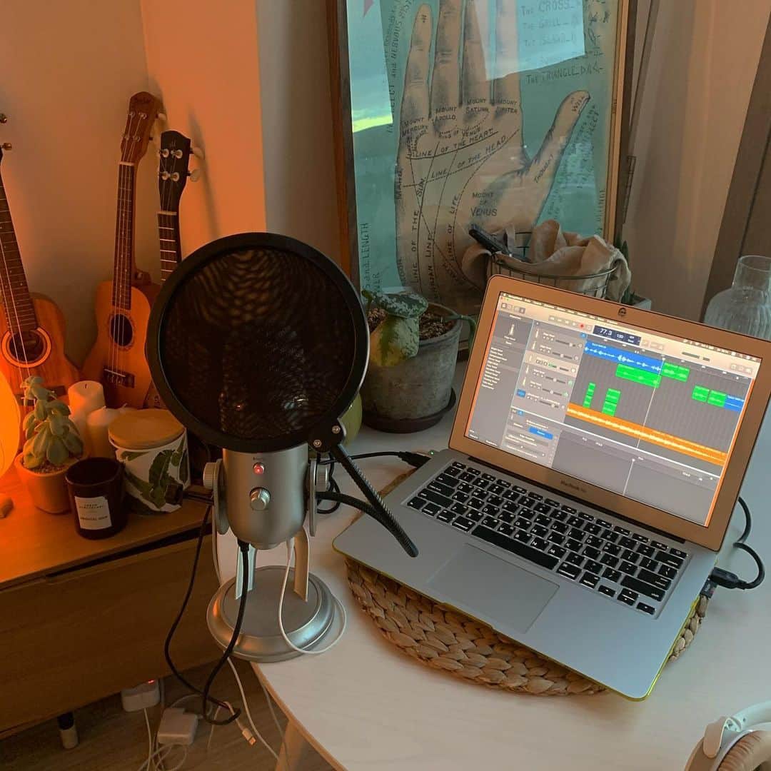 アンジェリーナ・ダニロヴァさんのインスタグラム写真 - (アンジェリーナ・ダニロヴァInstagram)「Nothing can’t stop me and 100 more reasons why I love staying home.✨ Rainy day, pop filter on my blue yeti mic and garage band as my pro tool to record back vocals. The wind was howling outside of my window, and recording in my living room was quite a fun task. You can watch full video on my YouTube channel. Song cover of the @raveena_aurora ‘If only’.💕🦋🌻 P.s. focus also said he’s gone for a walk, will come back in the middle of the video.」5月21日 20時28分 - angelinadanilova