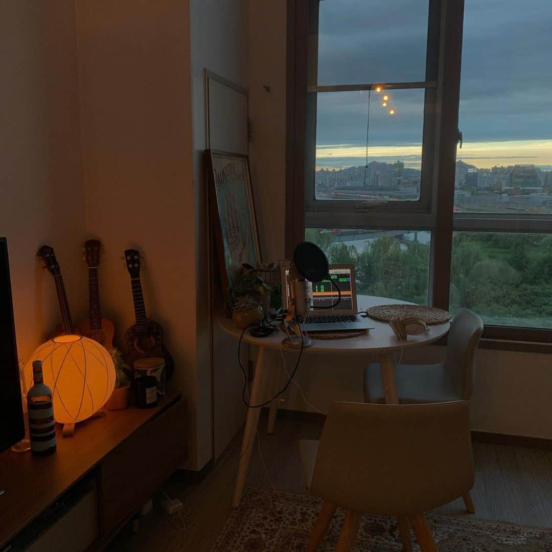 アンジェリーナ・ダニロヴァさんのインスタグラム写真 - (アンジェリーナ・ダニロヴァInstagram)「Nothing can’t stop me and 100 more reasons why I love staying home.✨ Rainy day, pop filter on my blue yeti mic and garage band as my pro tool to record back vocals. The wind was howling outside of my window, and recording in my living room was quite a fun task. You can watch full video on my YouTube channel. Song cover of the @raveena_aurora ‘If only’.💕🦋🌻 P.s. focus also said he’s gone for a walk, will come back in the middle of the video.」5月21日 20時28分 - angelinadanilova