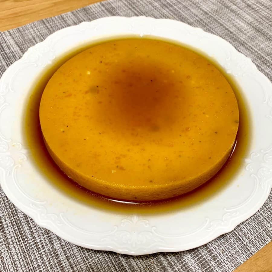 松原汐織のインスタグラム：「♡ 母がよく作ってくれたカボチャのプリン🎃✨ また食べたくなったので作りました！ 前回ストーリーに載せた際にレシピのご質問DMをいただいたので載せますね🙋🏻‍♀️ ・ 今回は甘さを足したくて、カラメルソースを倍にしました❣️ 前回はレシピ通りに作りました。(２、３枚目📸) ・ ①準備 オーブンを170° 予熱あり35分にセット。直径18cm丸型の型に、バター適量を塗っておく。 かぼちゃ250gを蒸して(レンジが簡単)、裏ごしする🎃 ②カラメルソース作り 砂糖40gと水大さじ１ 1/2を火にかけ、煮詰めていく。カラメル色になったら火を止めて、湯大さじ２を注いで溶かす。粗熱が取れたら、型に入れる。 ③プリン作り 卵３個と砂糖90gを混ぜておき、裏ごししたかぼちゃを混ぜる。牛乳3/4カップ、生クリーム1/2カップを少しずつ加えて混ぜていく。よく混ぜて滑らかになったら、型に入れる。 ④焼く 液が入った型を天板に置き、お湯を張る。オーブンで蒸し焼きにすると、完成✨ ・ 分かりにくくて申し訳ないのですが、 砂糖の量を調整したり(私はきび砂糖を使用しています)、裏ごしは面倒になったら適当でも大丈夫だったりアレンジOKです。実はグルテンフリーなのも🙆🏻‍♀️ 簡単に美味しく仕上がるので、主人もお気に入りです❤️ ・ #お菓子作り #かぼちゃのプリン #パンプキンプディング #グルテンフリースイーツ #おうちおやつ #簡単レシピ」