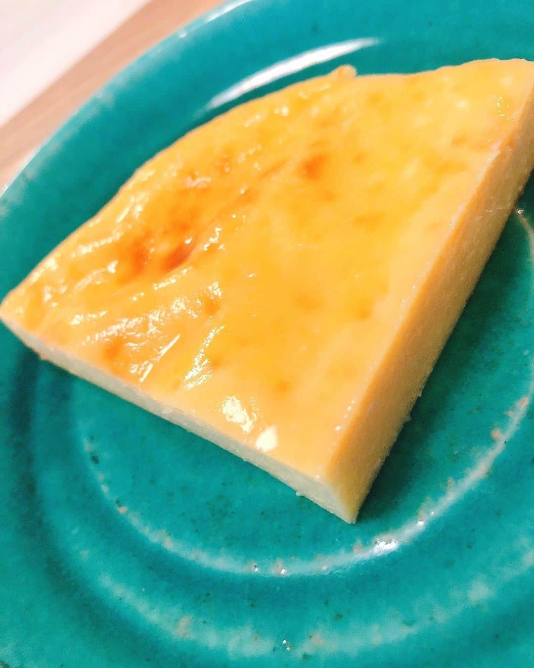 原由実さんのインスタグラム写真 - (原由実Instagram)「﻿ ﻿ コンビニスイーツにハマっていると書いたばかりですが、インスタで豆腐チーズケーキを見かけて、豆腐チーズケーキならヘルシーだし、多少沢山食べても問題なさそうだということで早速作ってみました😊﻿ ﻿ ﻿ クックパッドの「ヨーグルトと豆腐のチーズケーキ」というタイトルのレシピなのですが、このレシピ、クリームチーズも無しで作れるし、食べてみたら豆腐感がなくて美味しいーーーー❣️😍﻿ ﻿ ﻿ レシピによっては、豆腐感が残るって書いてあるものもあるけど、これは本当に豆腐感がない気がする✨✨☺️﻿ ﻿ ﻿ 豆腐は罪悪感なくてイイね👍﻿ ﻿ #豆腐チーズケーキ」5月21日 20時27分 - yumi_hara.0121