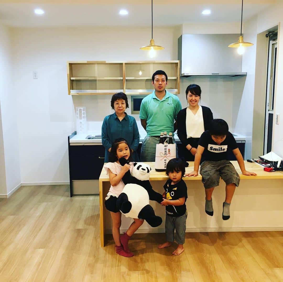 日大建築のインスタグラム：「本日夕方、新築お引渡㊗️ #日大建築#カリフォルニアスタイル #サーファーズハウス新築#注文住宅#宮崎市#モダン#オシャレ#ビーチ#海#surf #ハワイ#アメリカン#大工#建築#設計#ウッドスタイル#中古住宅#リフォーム#リノベーション#カバードポーチ#ウッドデッキ#ヘリンボーン#マイホーム」