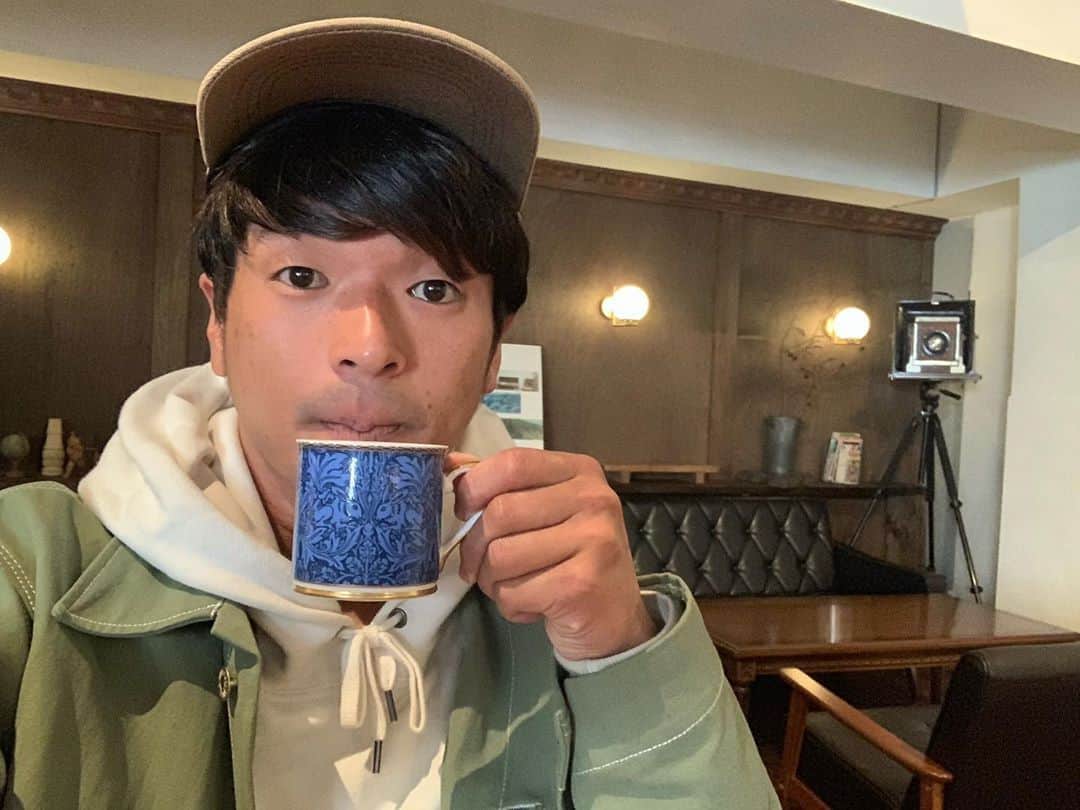 みどりかわたけし（ラ・ラベスト）のインスタグラム：「浅草周辺にはお洒落なカフェが沢山ありますよ！ 蔵前もやっぱりお洒落スポット！ しかも、このお店お花屋さんが店内にありそこに僕の大学の友達が居るっていう奇跡！ 休業中だったりするみたいですが、自由に遊べるようになったら行ってみてね！ 、 、  #みどりかわたけし#槙野智章 選手#ものまねjapan#日本代表#浦和レッズ#soccer#futsal#サッカー#フットサル#ケイダッシュステージ#芸人#ララベスト#浅草#人力車#東京力車#俥夫#asakusa#rickshaw#instgood#friends#beautiful#お花屋さん」