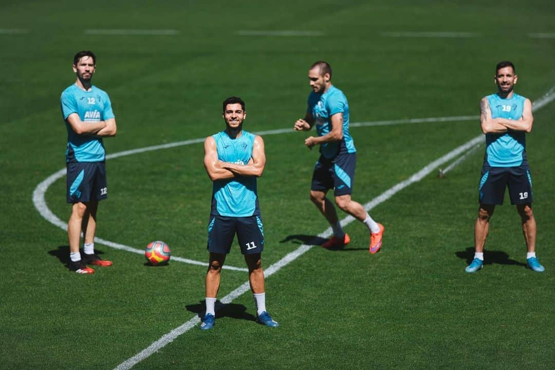 シャルレス・ジアス・ジ・オリベイラさんのインスタグラム写真 - (シャルレス・ジアス・ジ・オリベイラInstagram)「@sdeibar 🔵🔴 entrenamiento finalizado y mi bro @rober_correa92 no se pone bien para la foto!!! 😂😂 @poliveira15oficial @rafa_elsoares」5月21日 20時40分 - charlesdias9