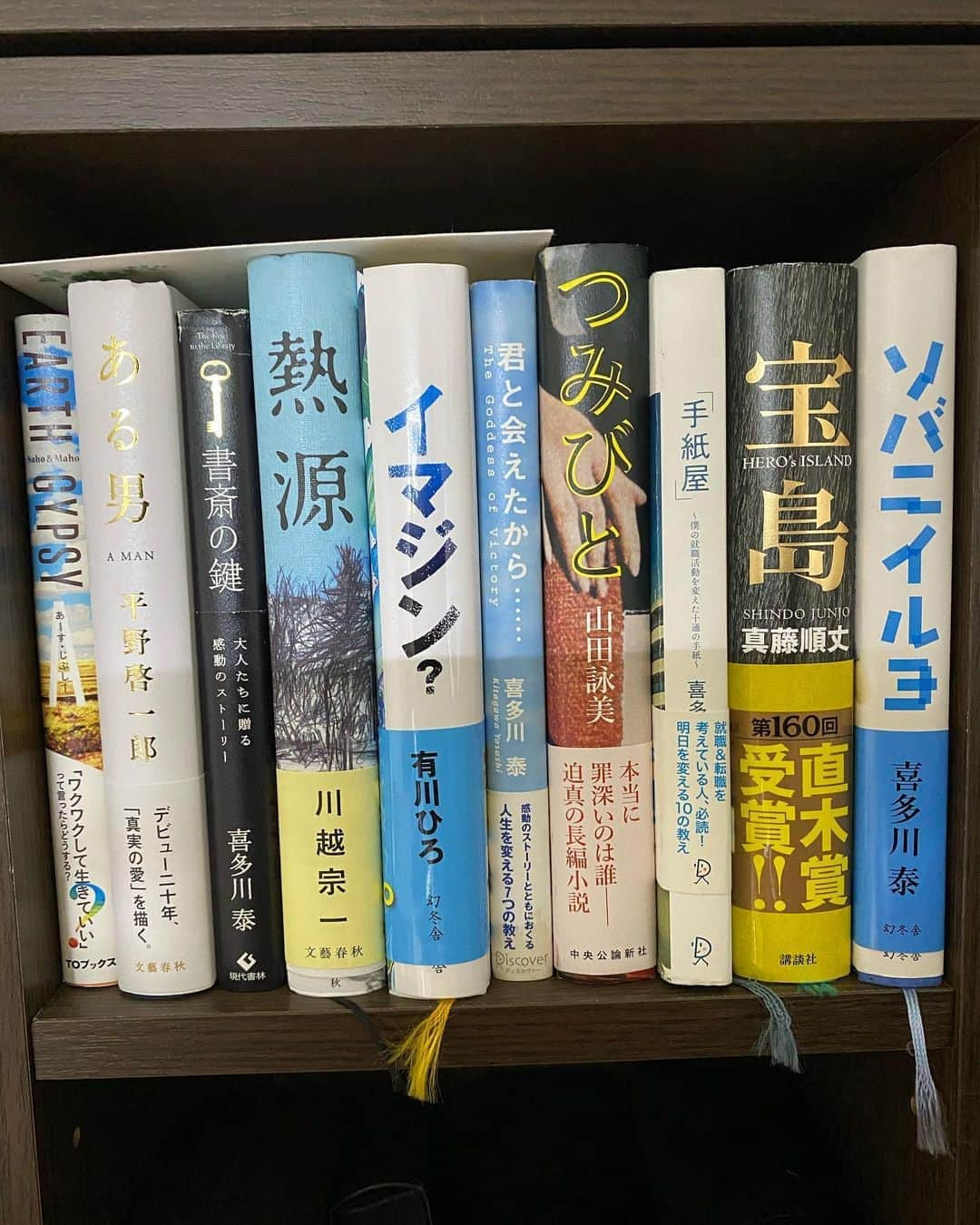 桐畑和繁さんのインスタグラム写真 - (桐畑和繁Instagram)「相手のことを知るにはその人の本棚を見るといい #らしい #知らんけど #なんか恥ずかしいけど楽しい企画 #実家にダンボール何箱かの本がまだまだある #なんだか我が家に残った本を紹介しますね #みなさんの好きな本も教えてください #本の楽しみ方のオススメは大切な人と一緒に読む #お値段も二倍になるんですがめちゃオススメです」5月21日 20時42分 - k.kirihata