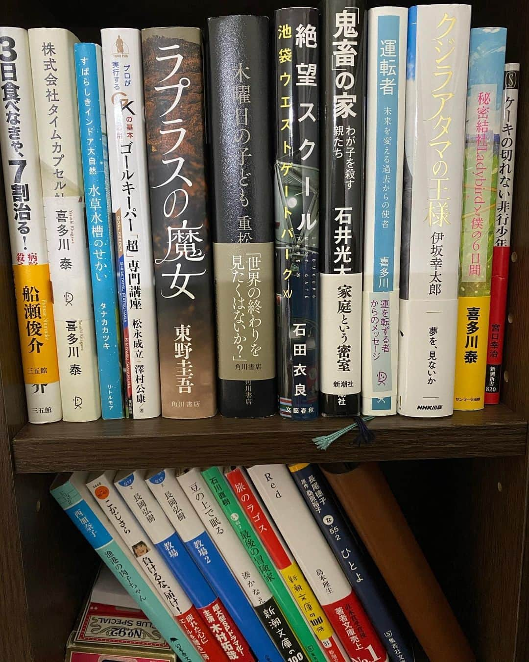 桐畑和繁さんのインスタグラム写真 - (桐畑和繁Instagram)「相手のことを知るにはその人の本棚を見るといい #らしい #知らんけど #なんか恥ずかしいけど楽しい企画 #実家にダンボール何箱かの本がまだまだある #なんだか我が家に残った本を紹介しますね #みなさんの好きな本も教えてください #本の楽しみ方のオススメは大切な人と一緒に読む #お値段も二倍になるんですがめちゃオススメです」5月21日 20時42分 - k.kirihata